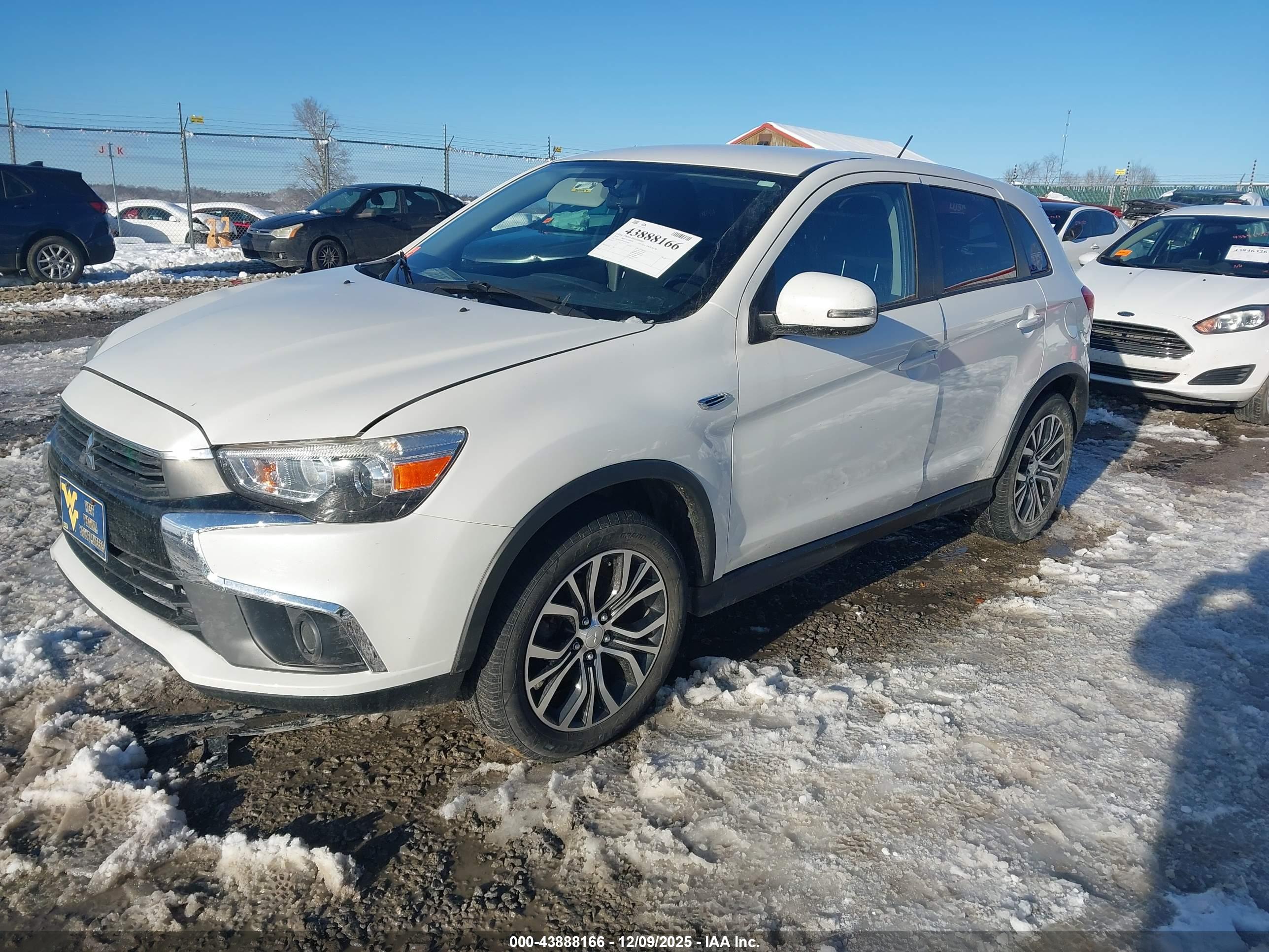 MITSUBISHI OUTLANDER image 2