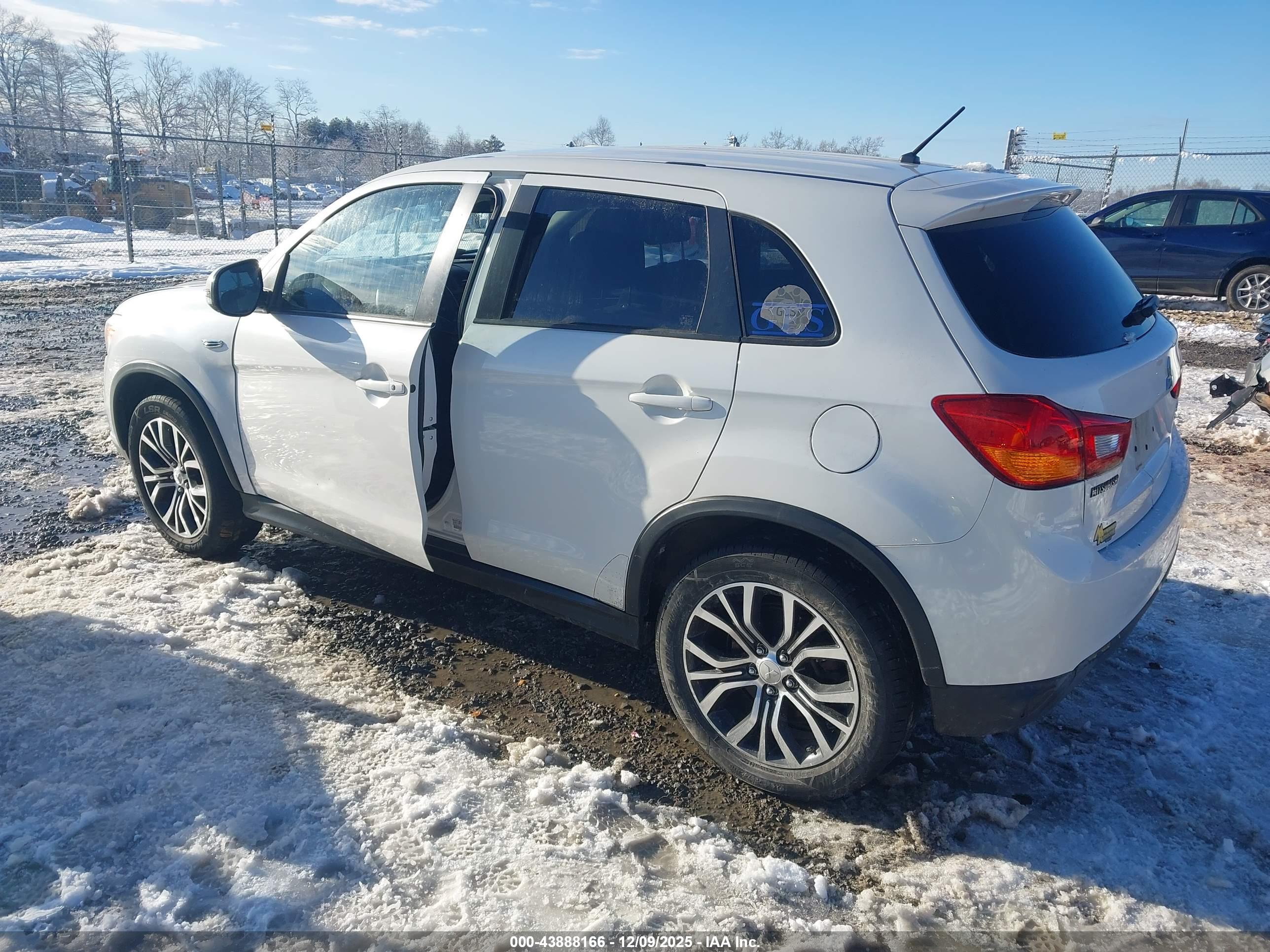 MITSUBISHI OUTLANDER image 3