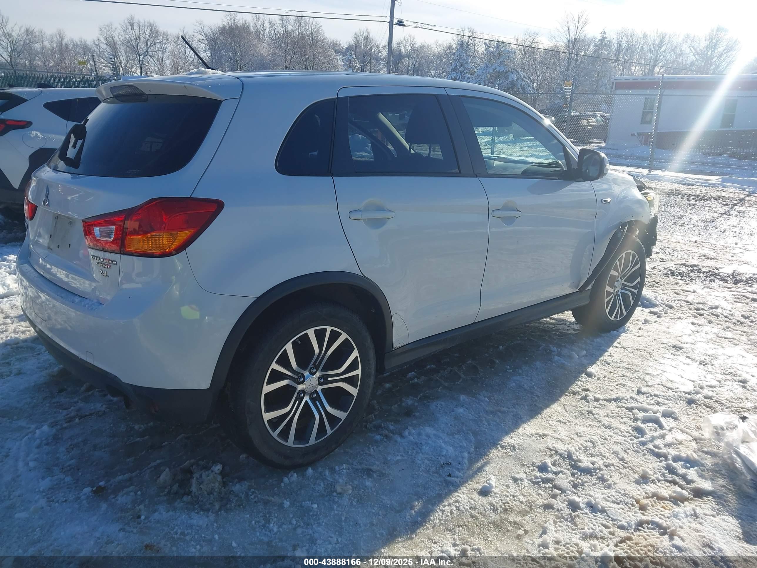 MITSUBISHI OUTLANDER image 4