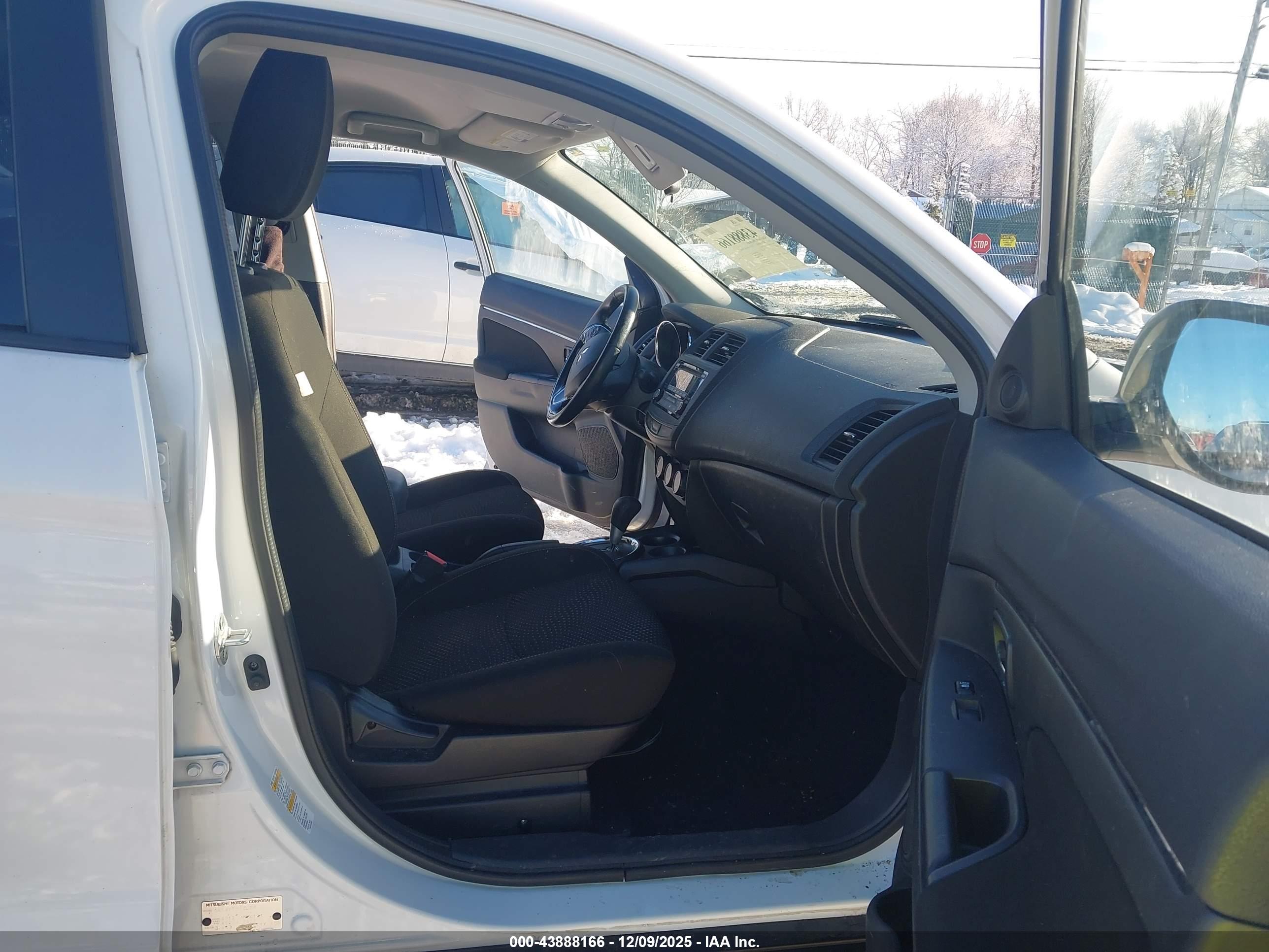 MITSUBISHI OUTLANDER image 5