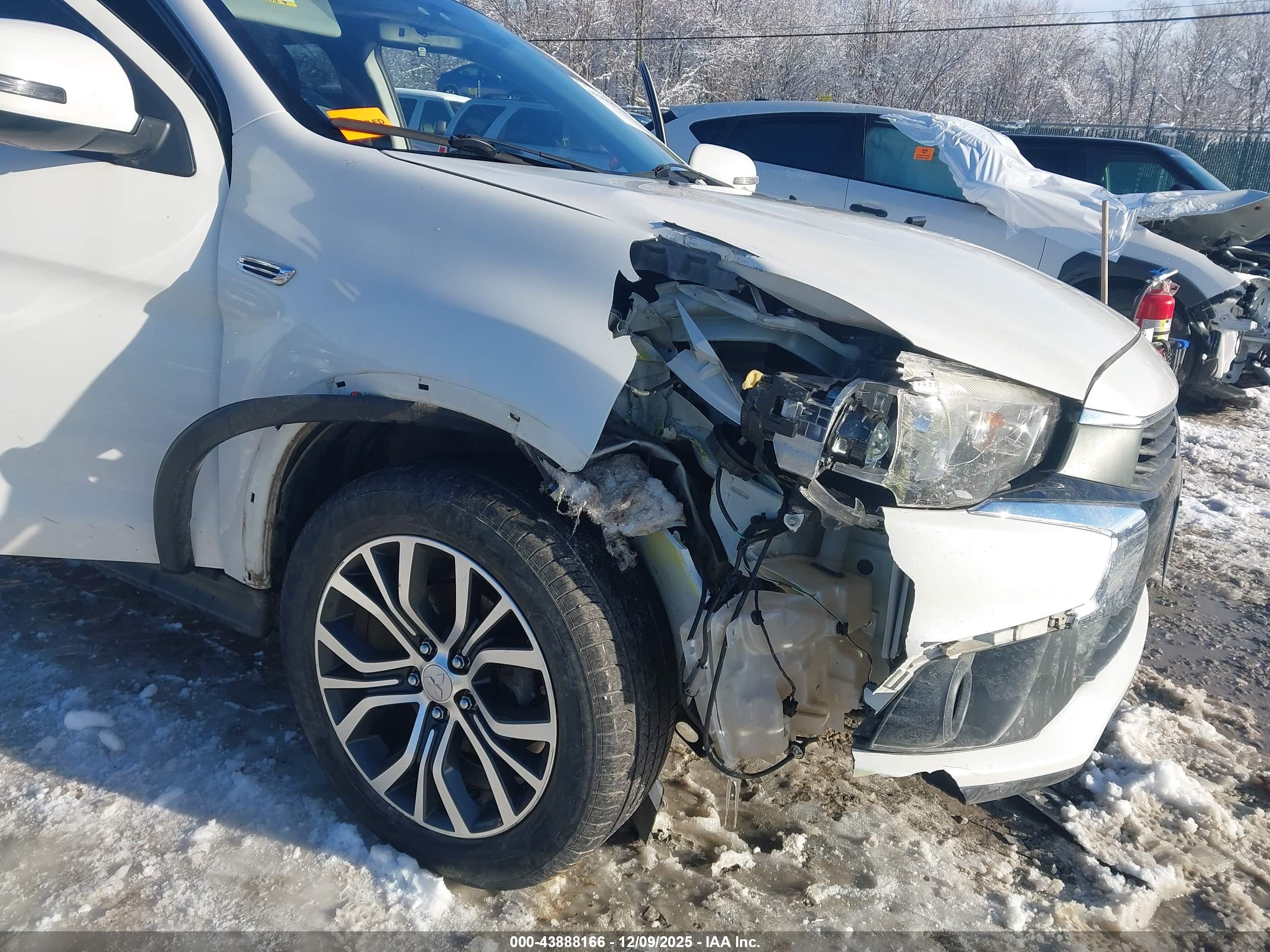 MITSUBISHI OUTLANDER image 6