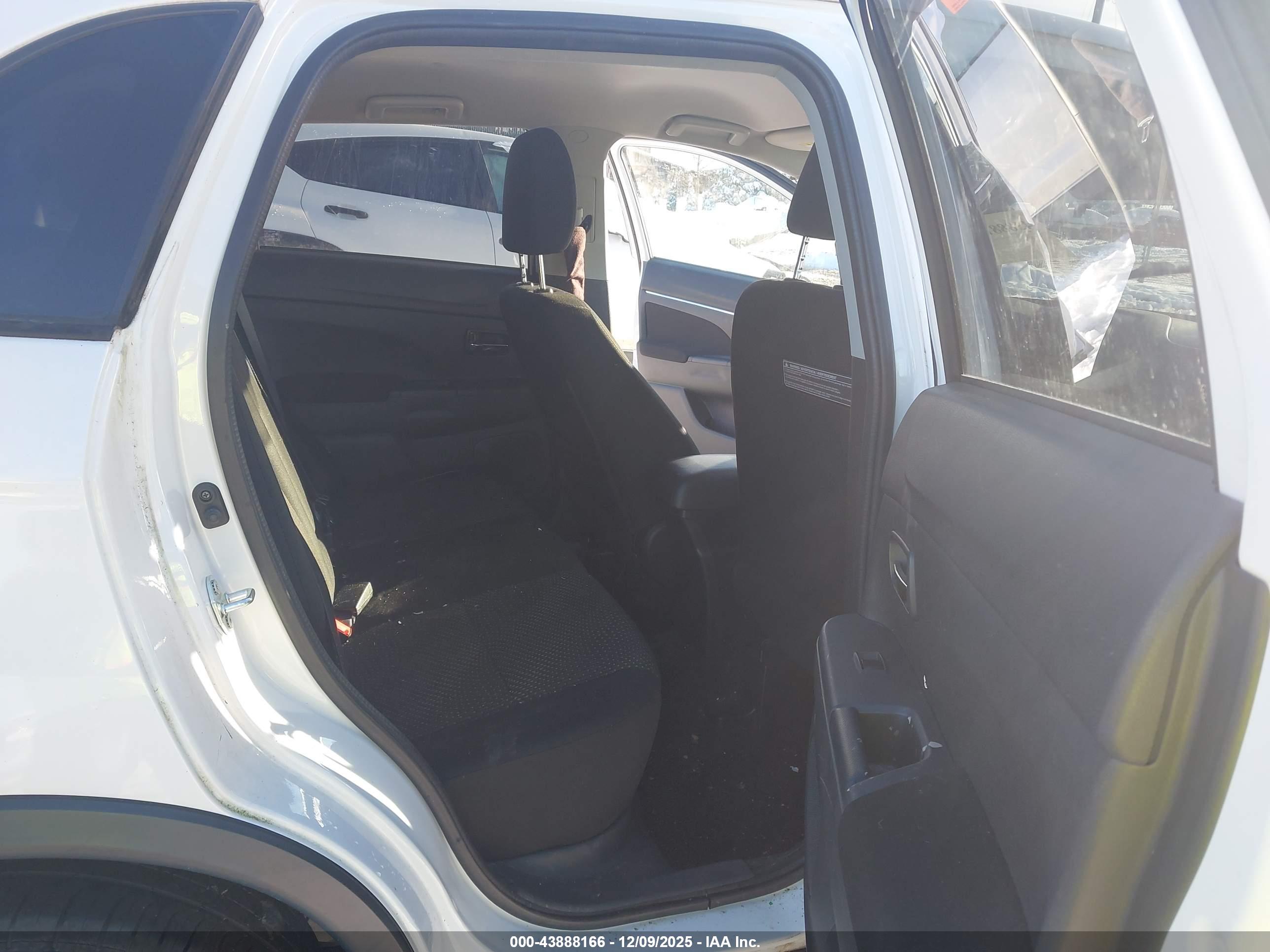 MITSUBISHI OUTLANDER image 8