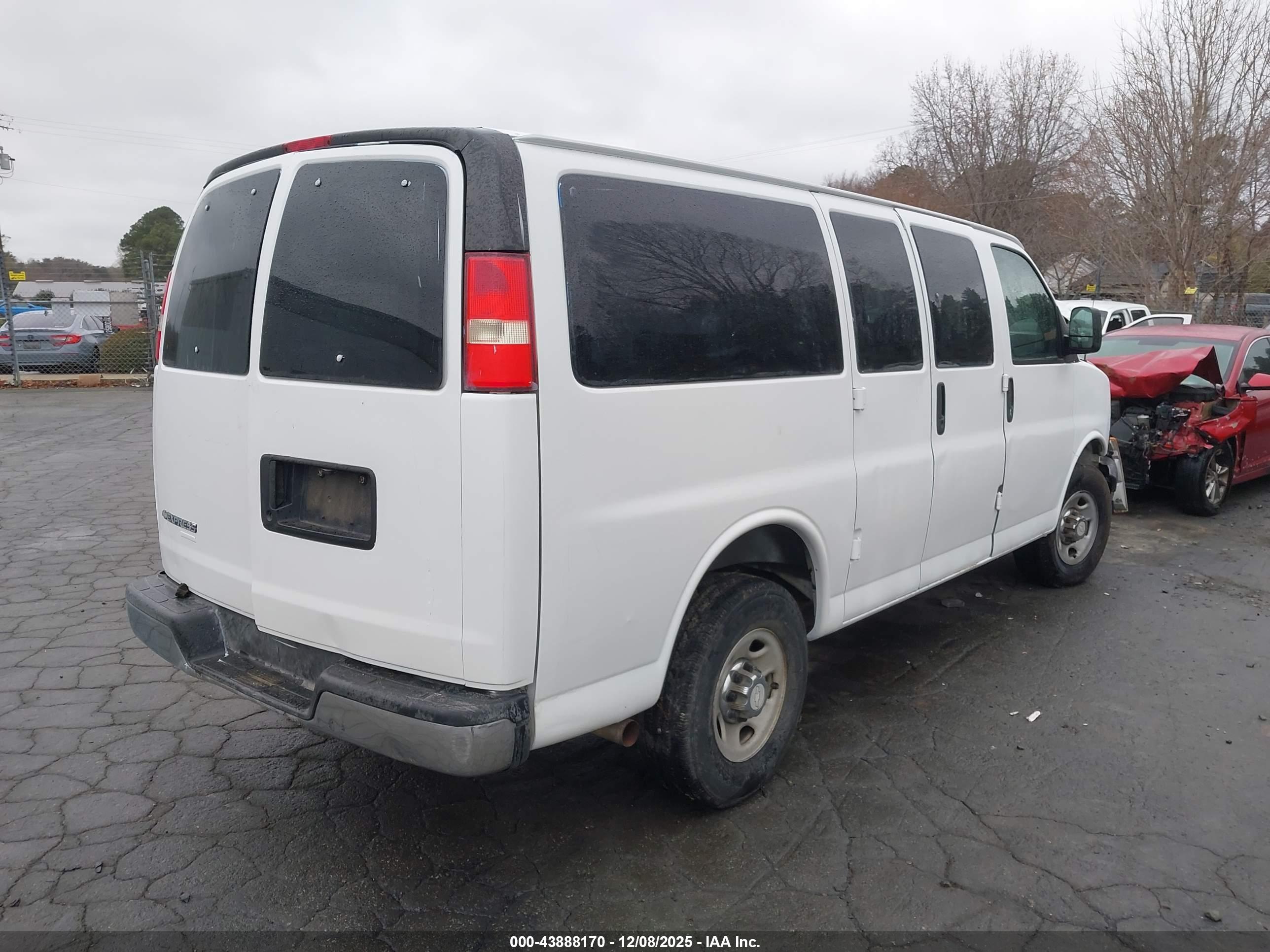 CHEVROLET EXPRESS image 4