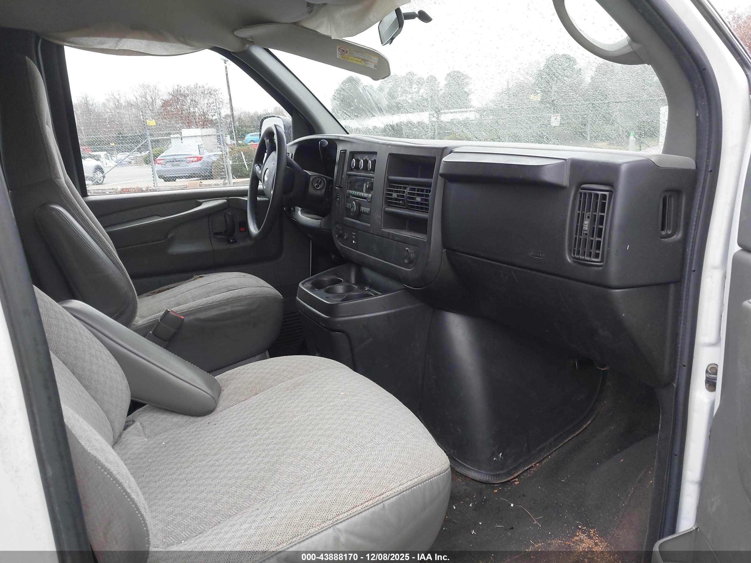 CHEVROLET EXPRESS image 5