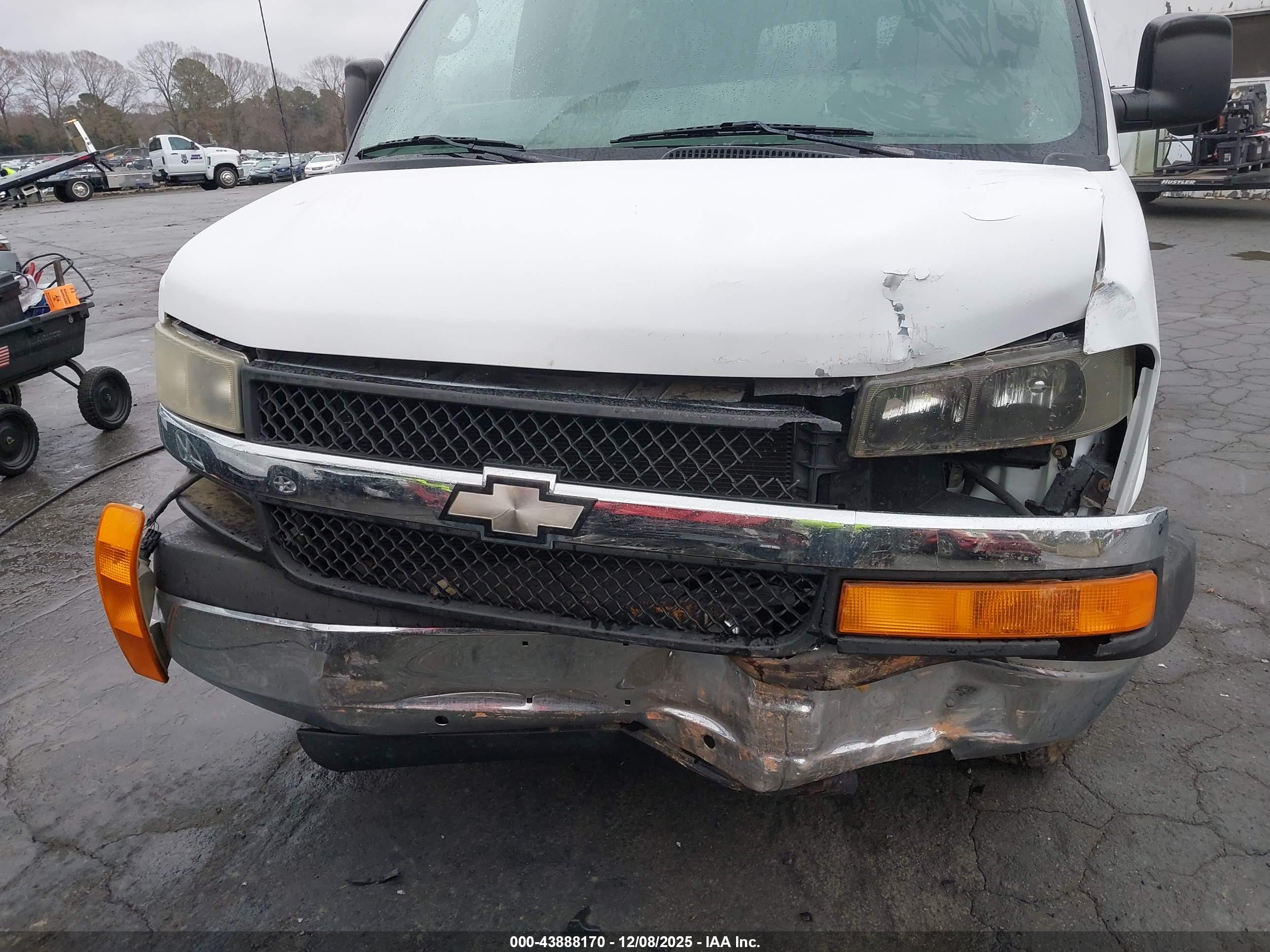 CHEVROLET EXPRESS image 6