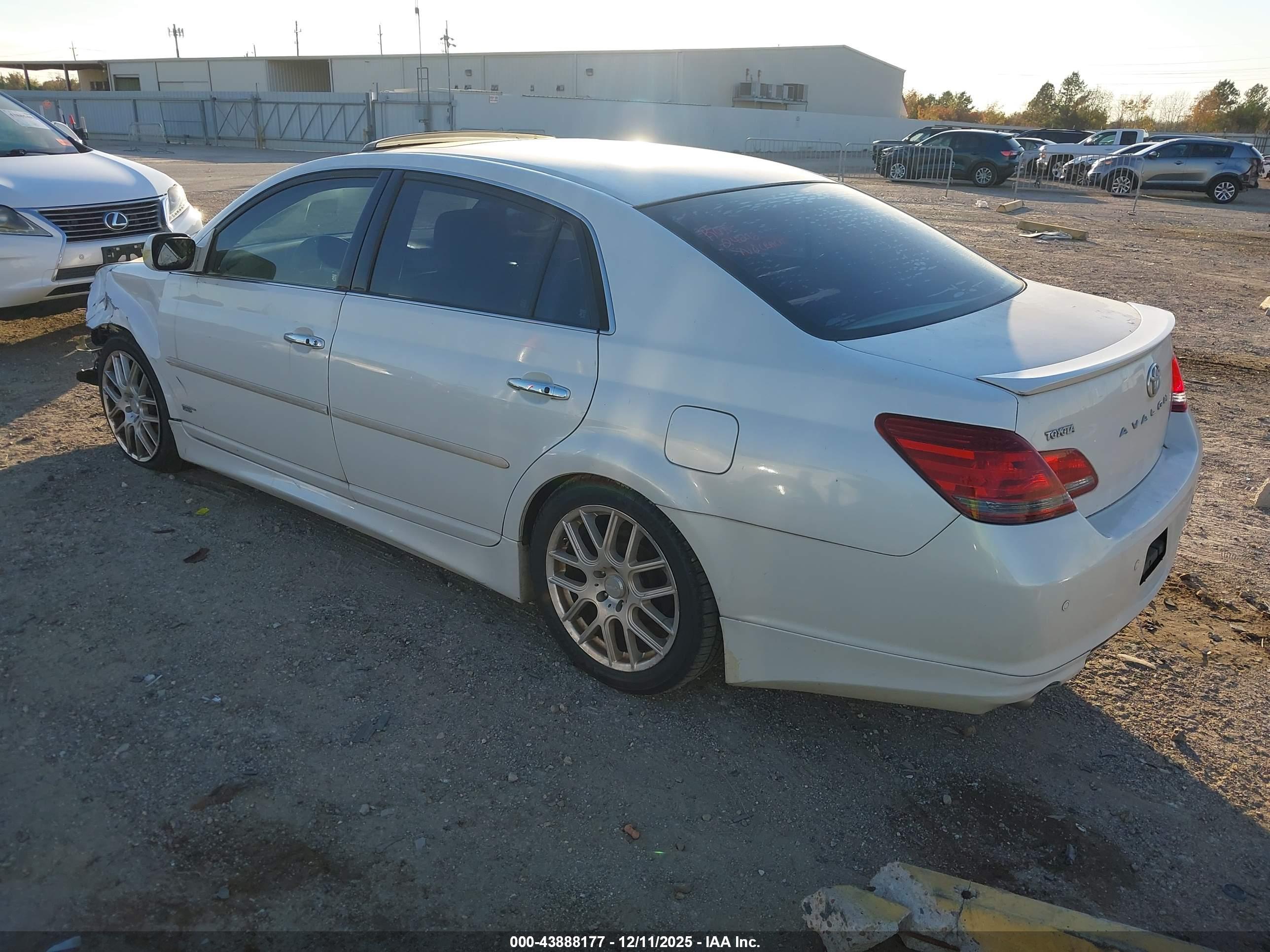 TOYOTA AVALON image 3