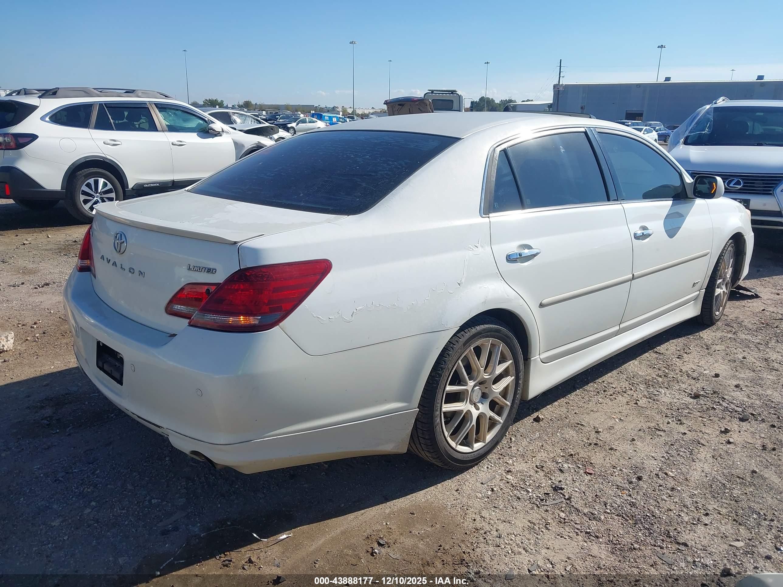 TOYOTA AVALON image 4