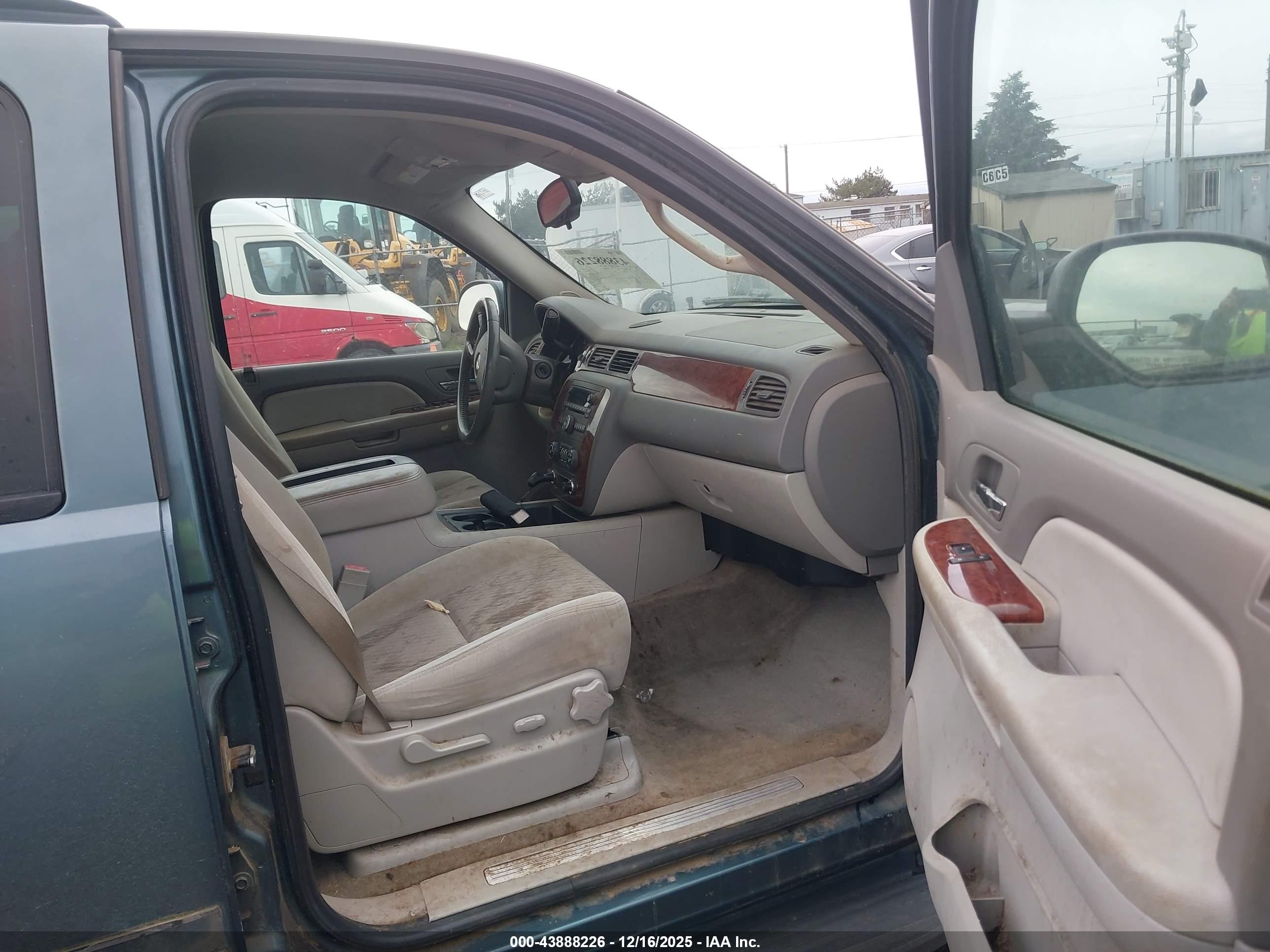 CHEVROLET TAHOE image 5