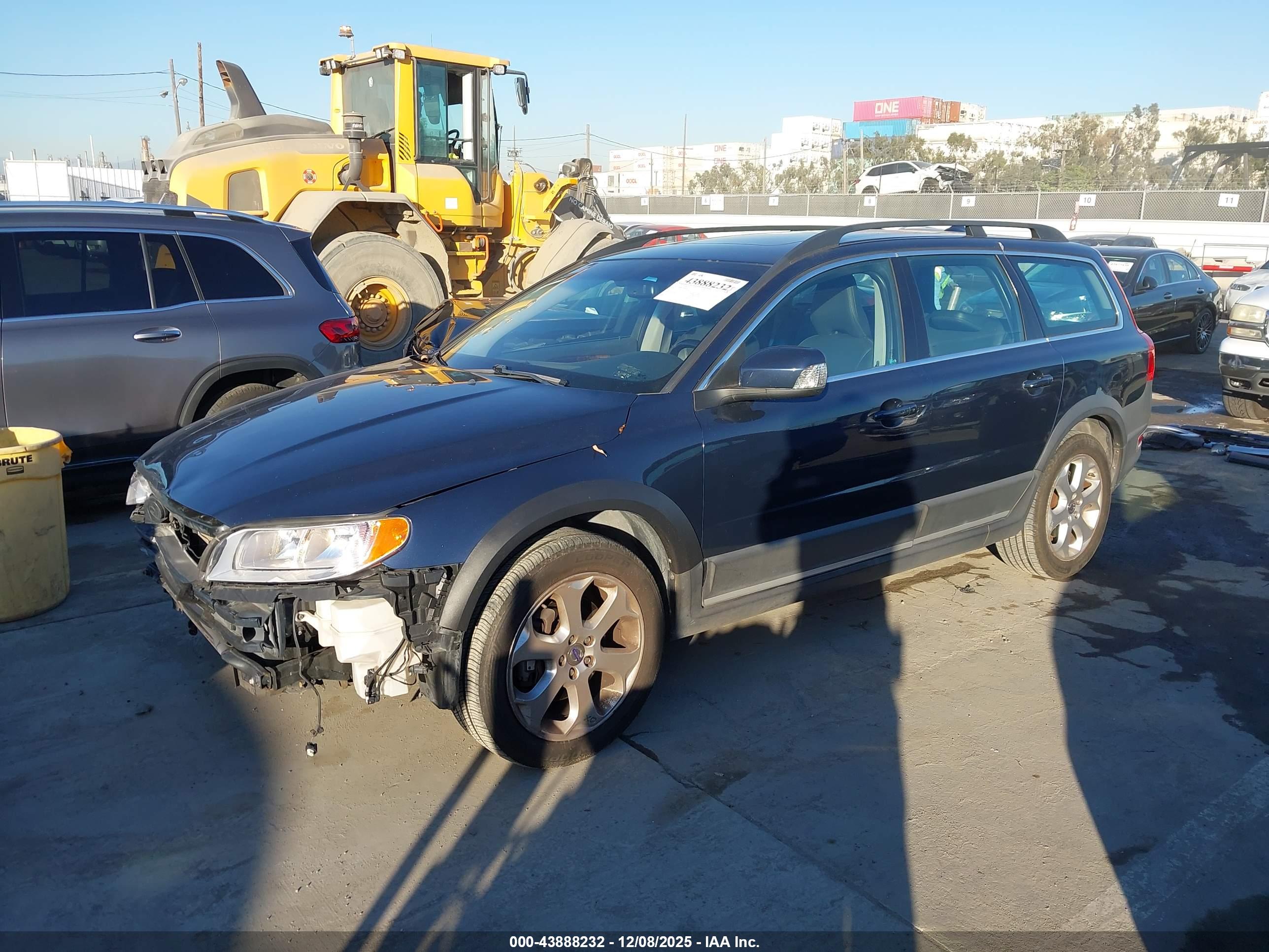 VOLVO XC70 image 2