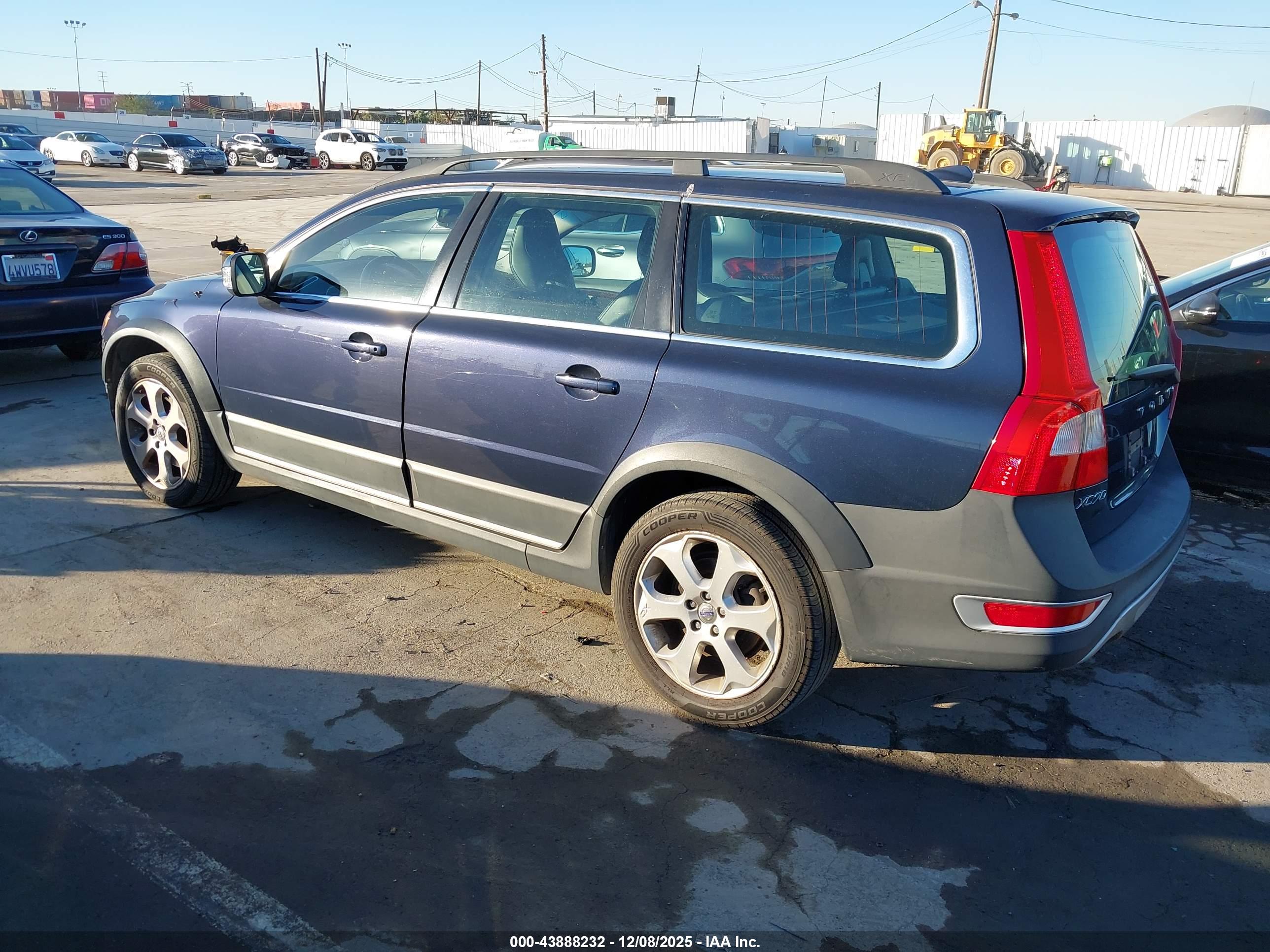 VOLVO XC70 image 3