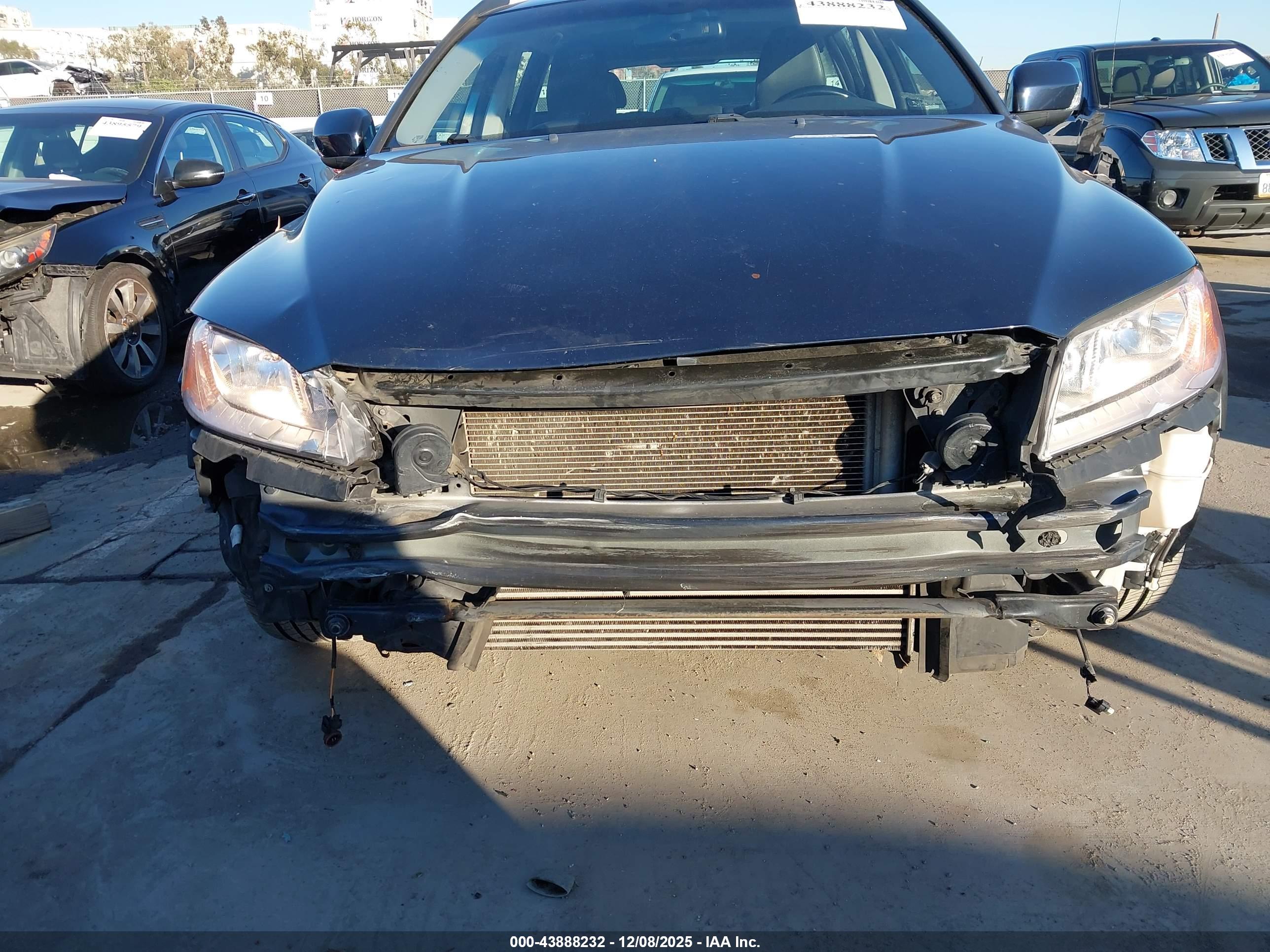 VOLVO XC70 image 6