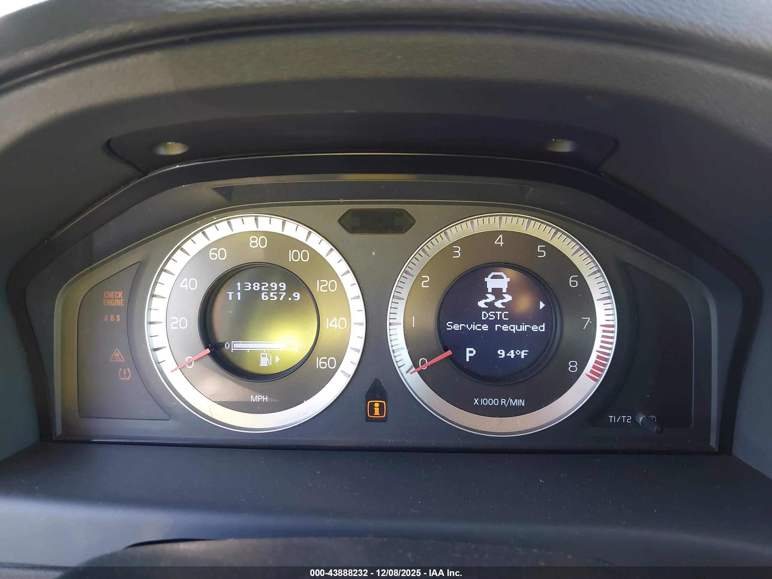 VOLVO XC70 image 7