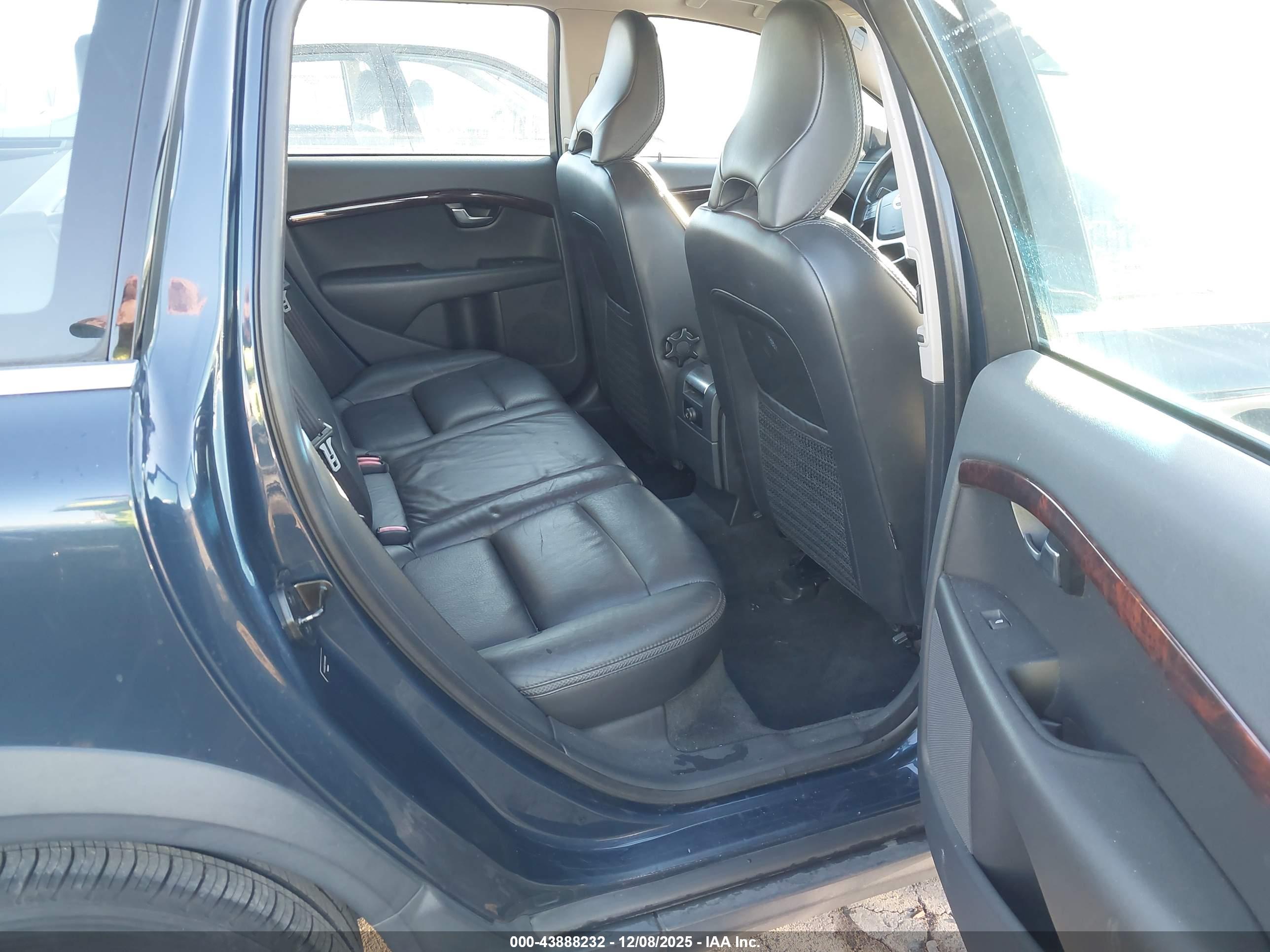 VOLVO XC70 image 8