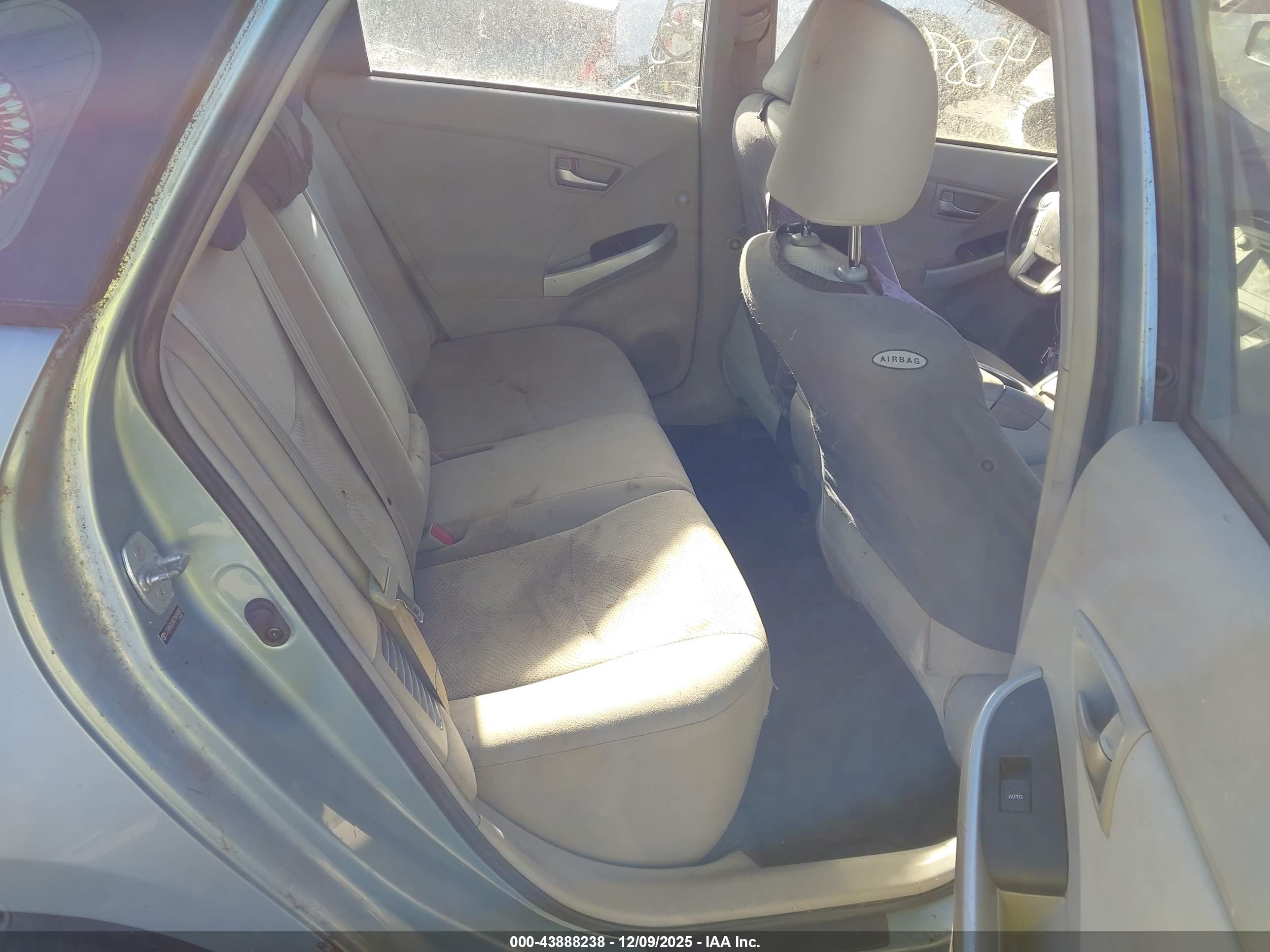 TOYOTA PRIUS image 8