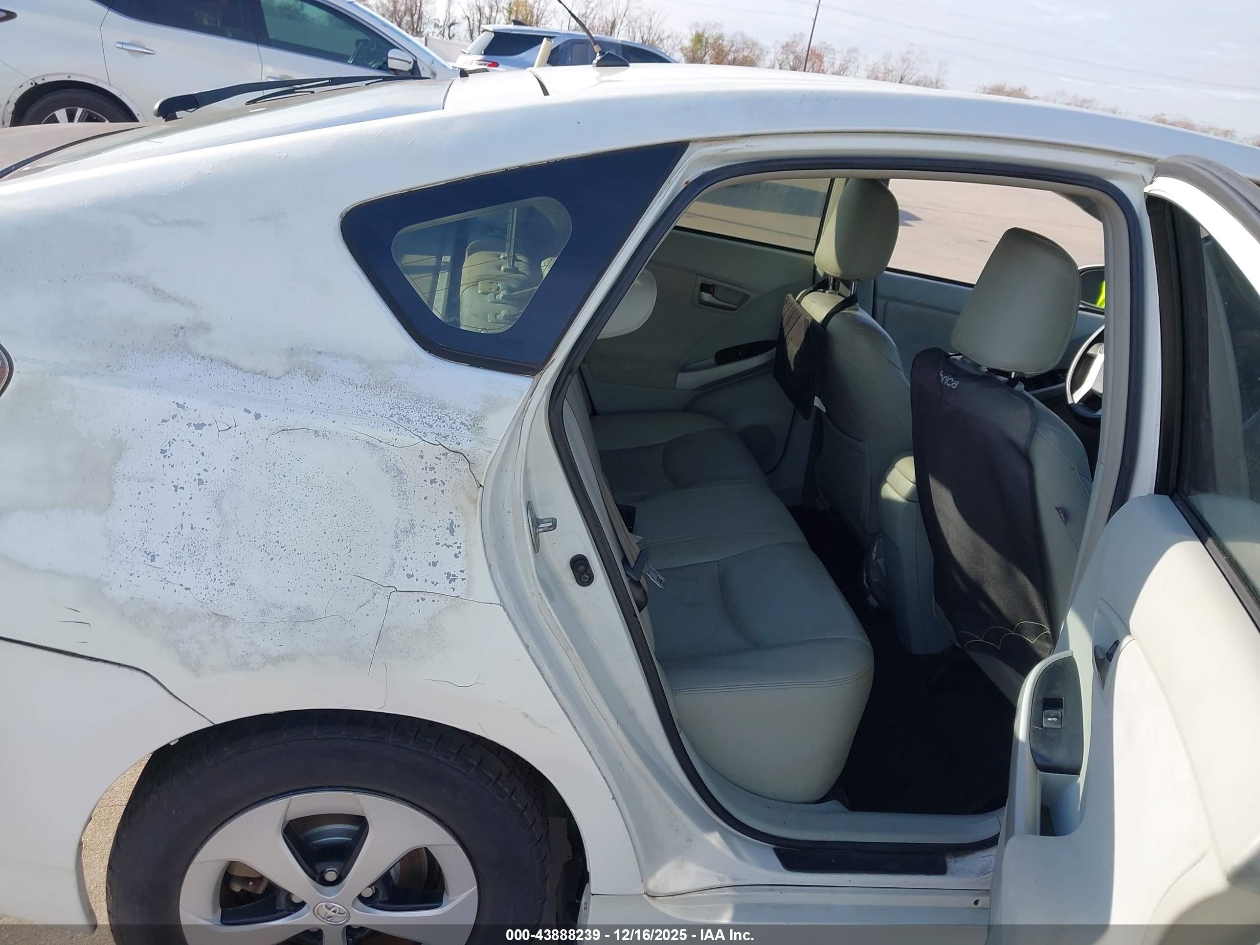 TOYOTA PRIUS image 8