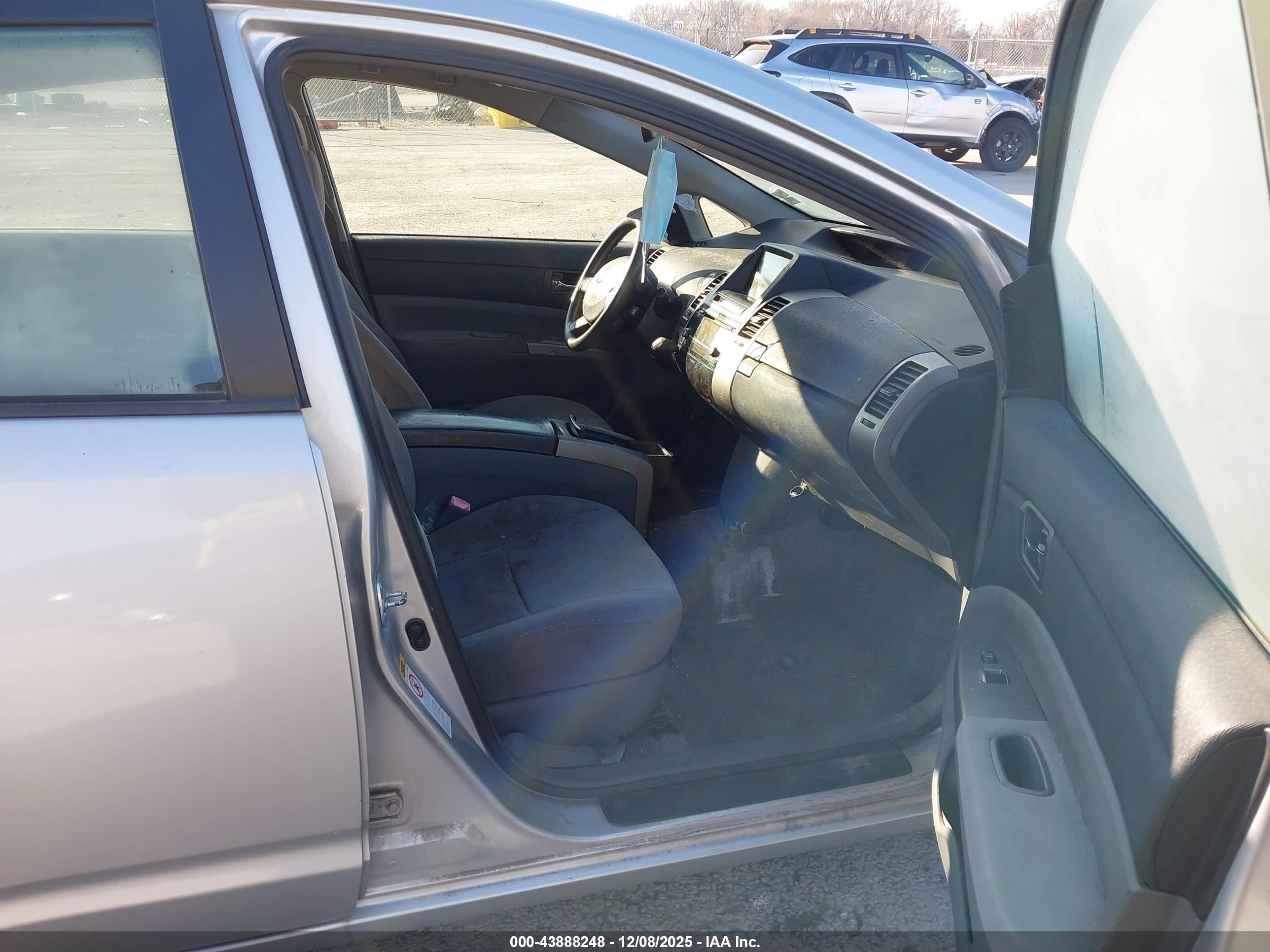 TOYOTA PRIUS image 5