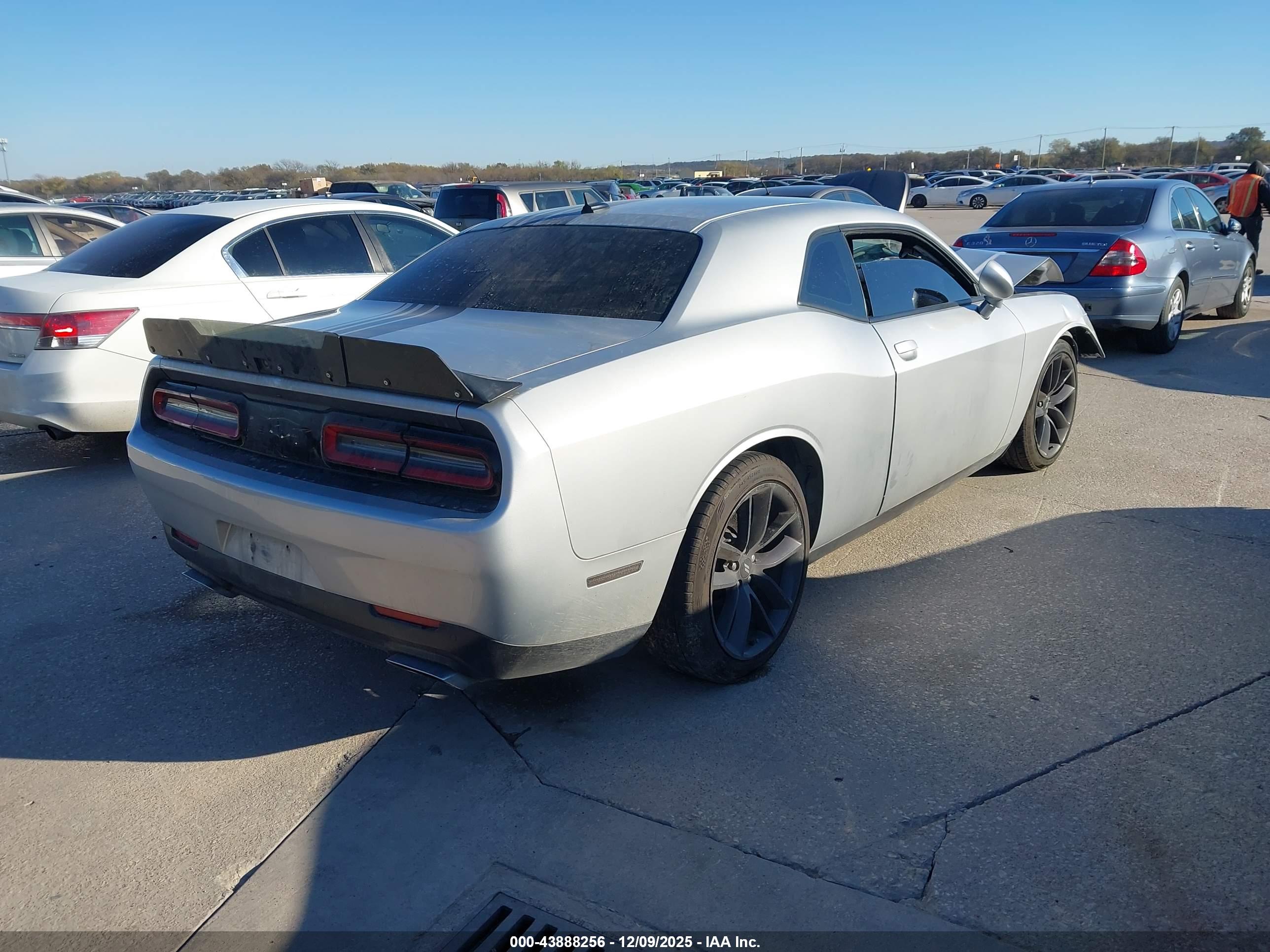 DODGE CHALLENGER image 4
