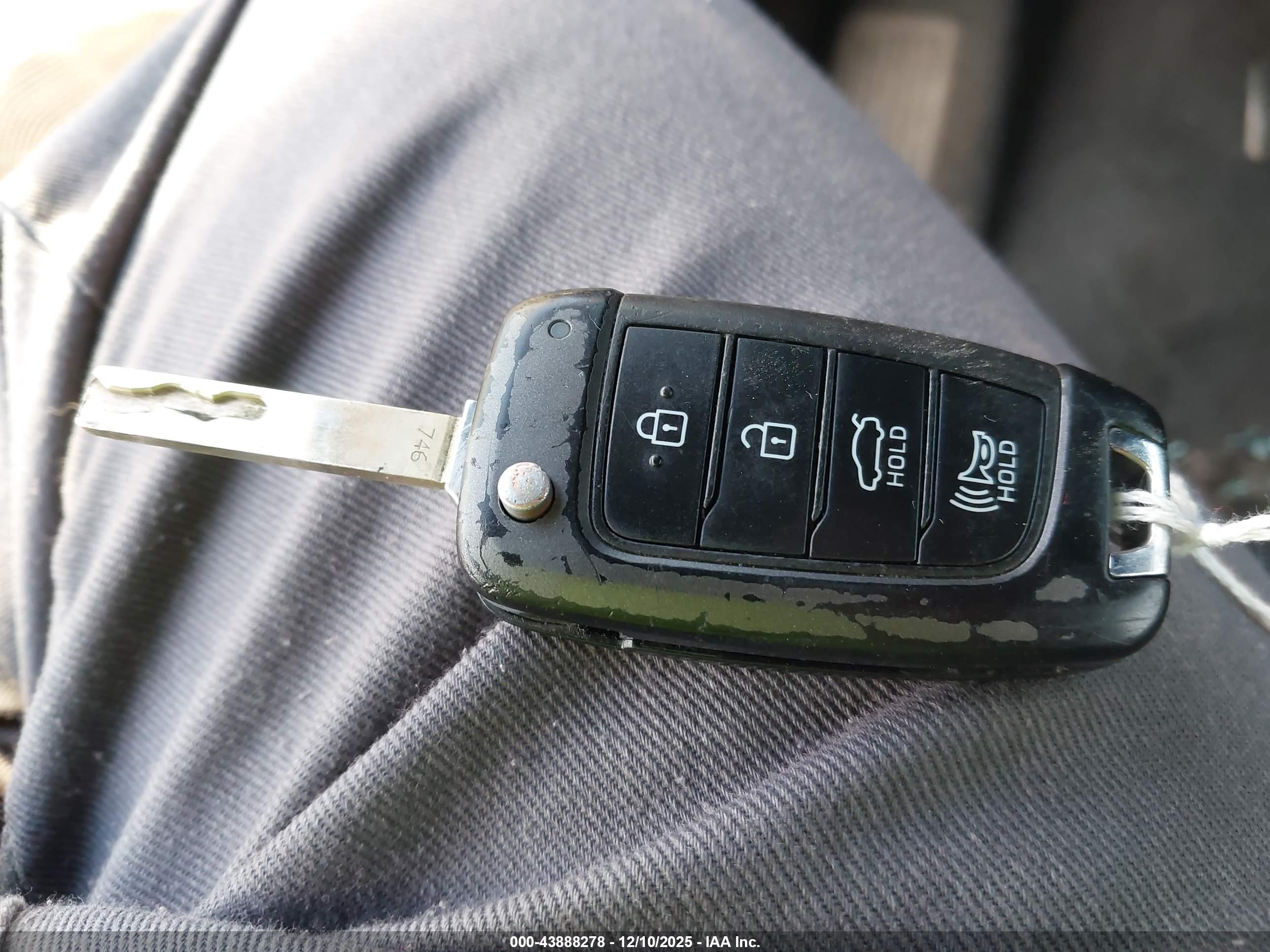 HYUNDAI ACCENT image 11