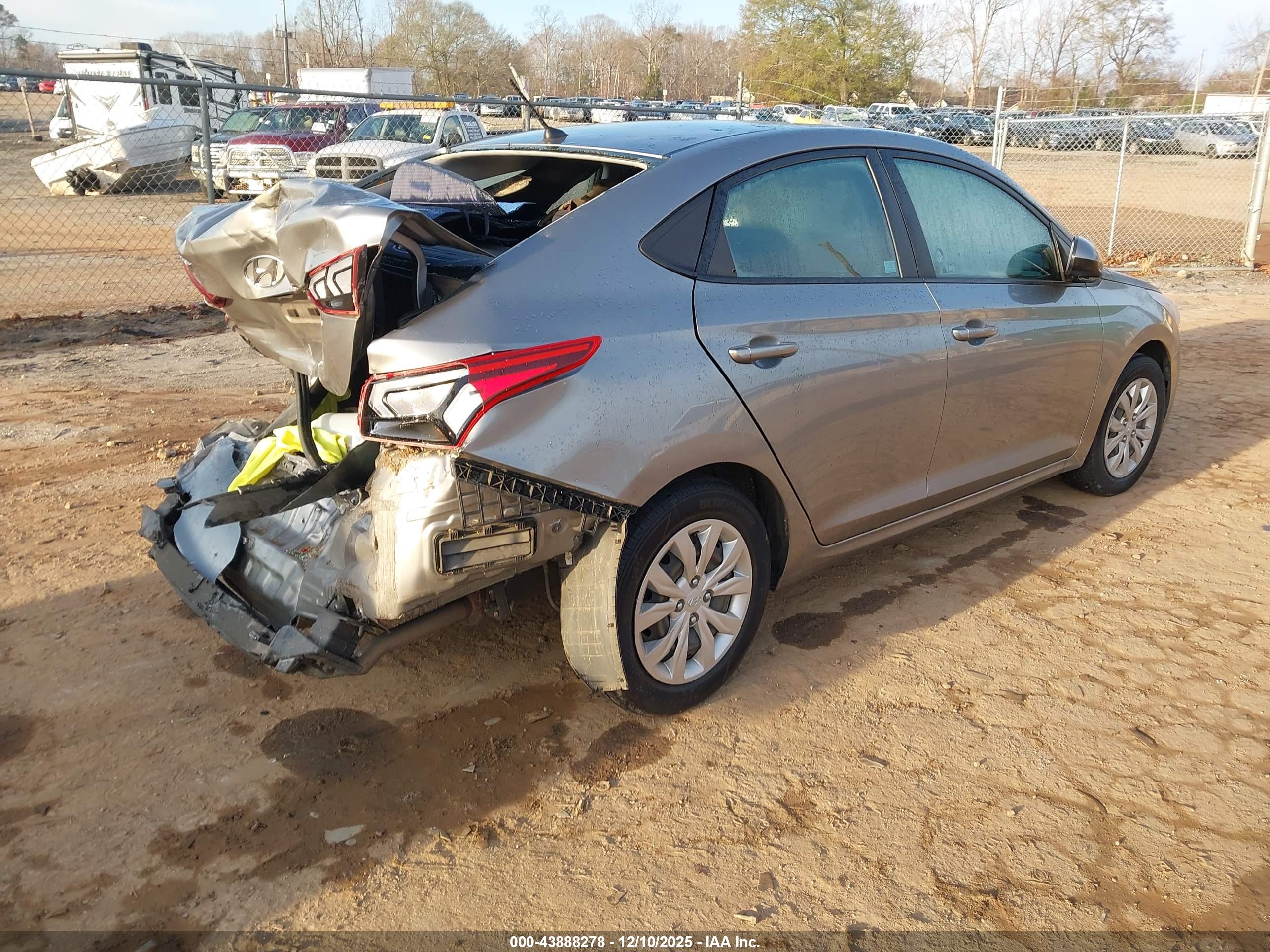 HYUNDAI ACCENT image 4