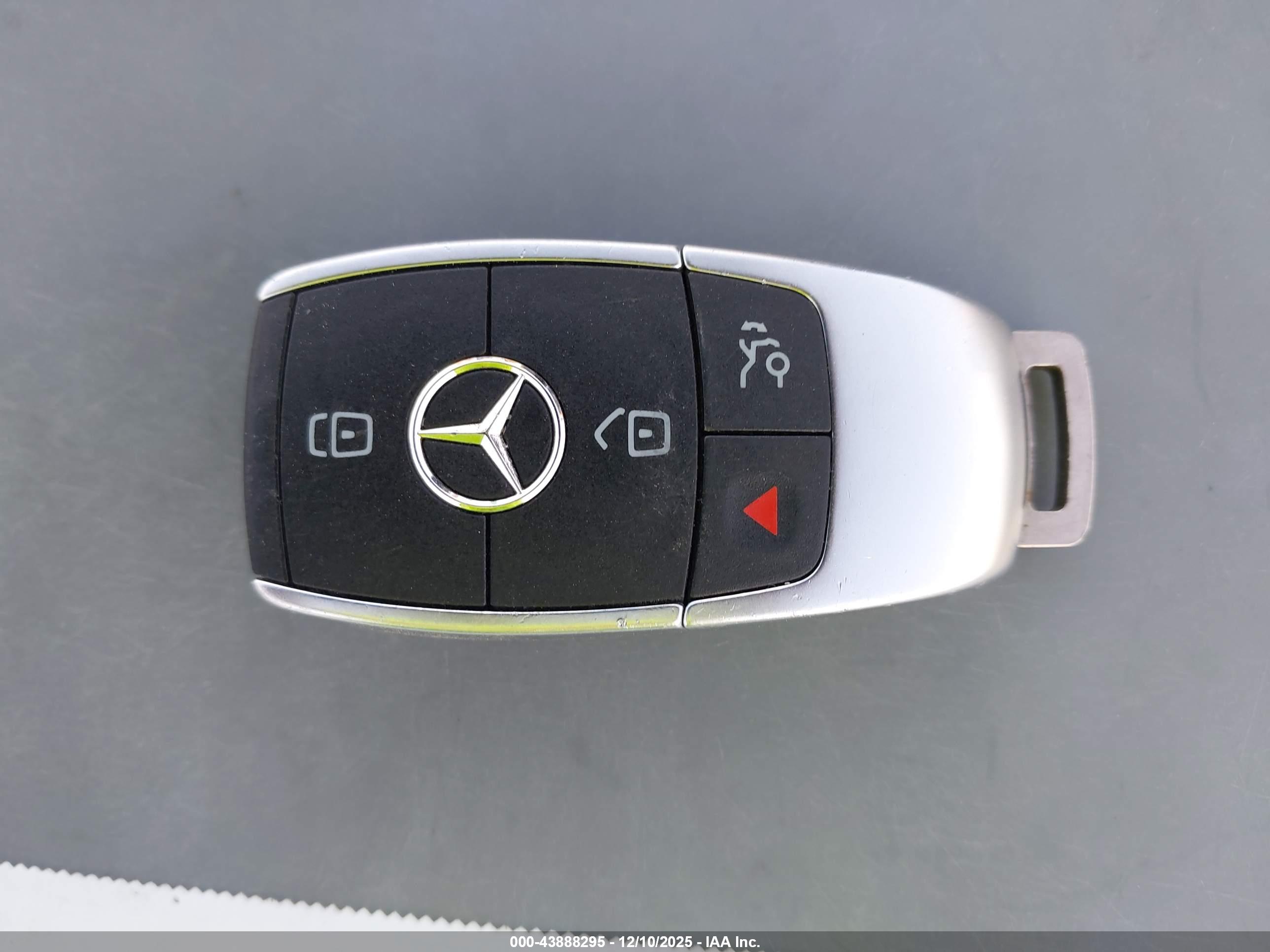 MERCEDES-BENZ GLB image 11