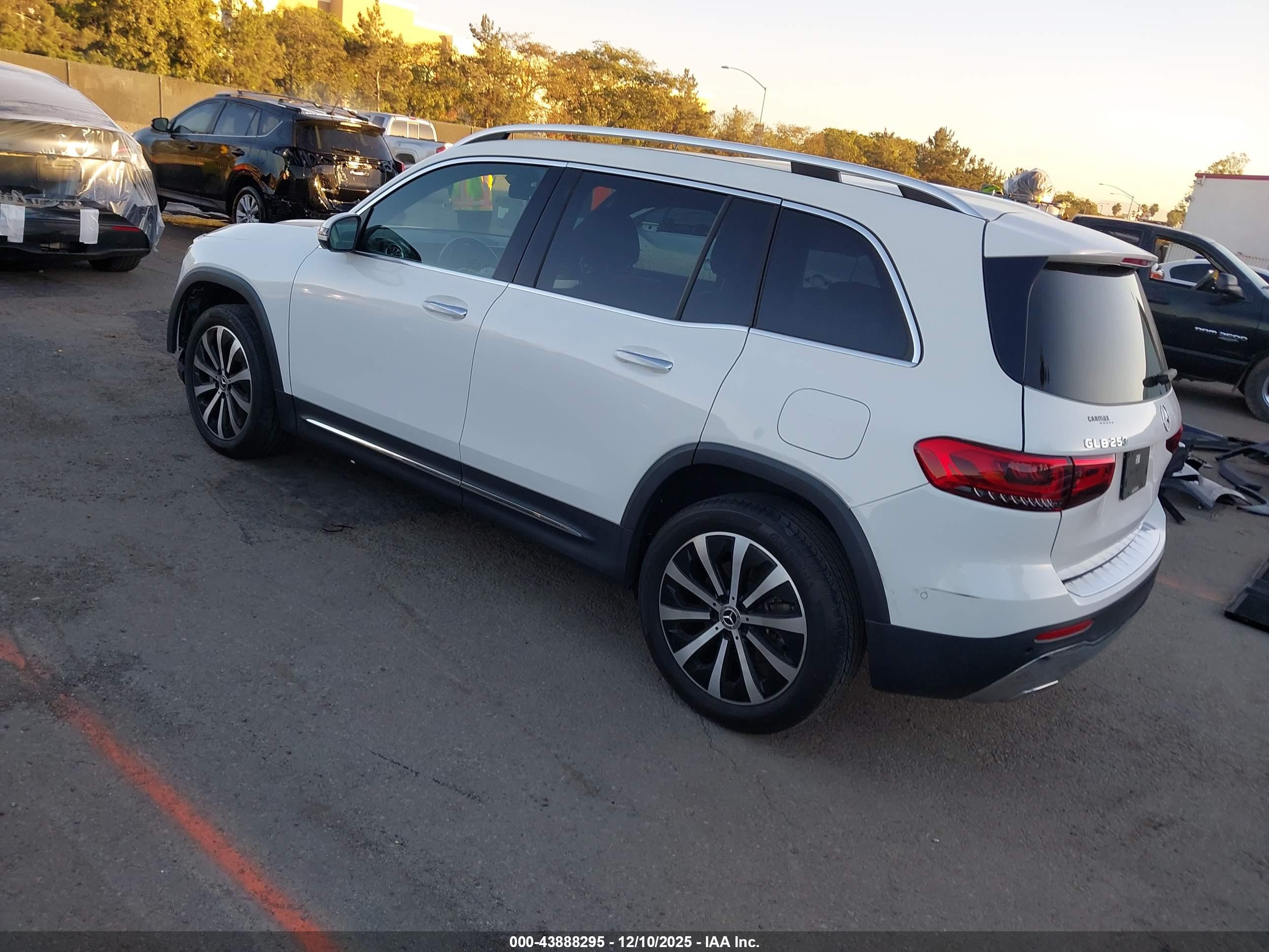 MERCEDES-BENZ GLB image 3