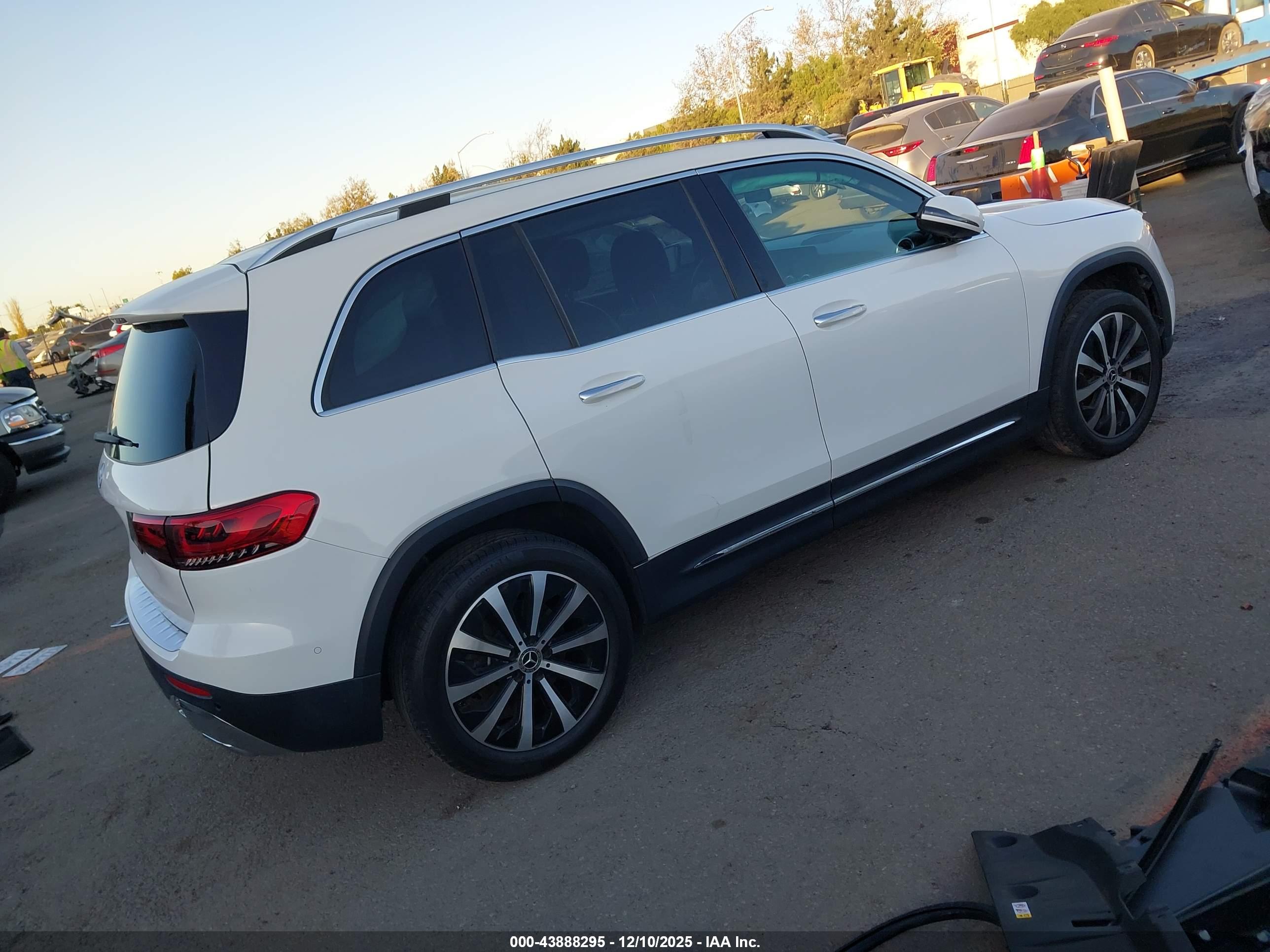 MERCEDES-BENZ GLB image 4