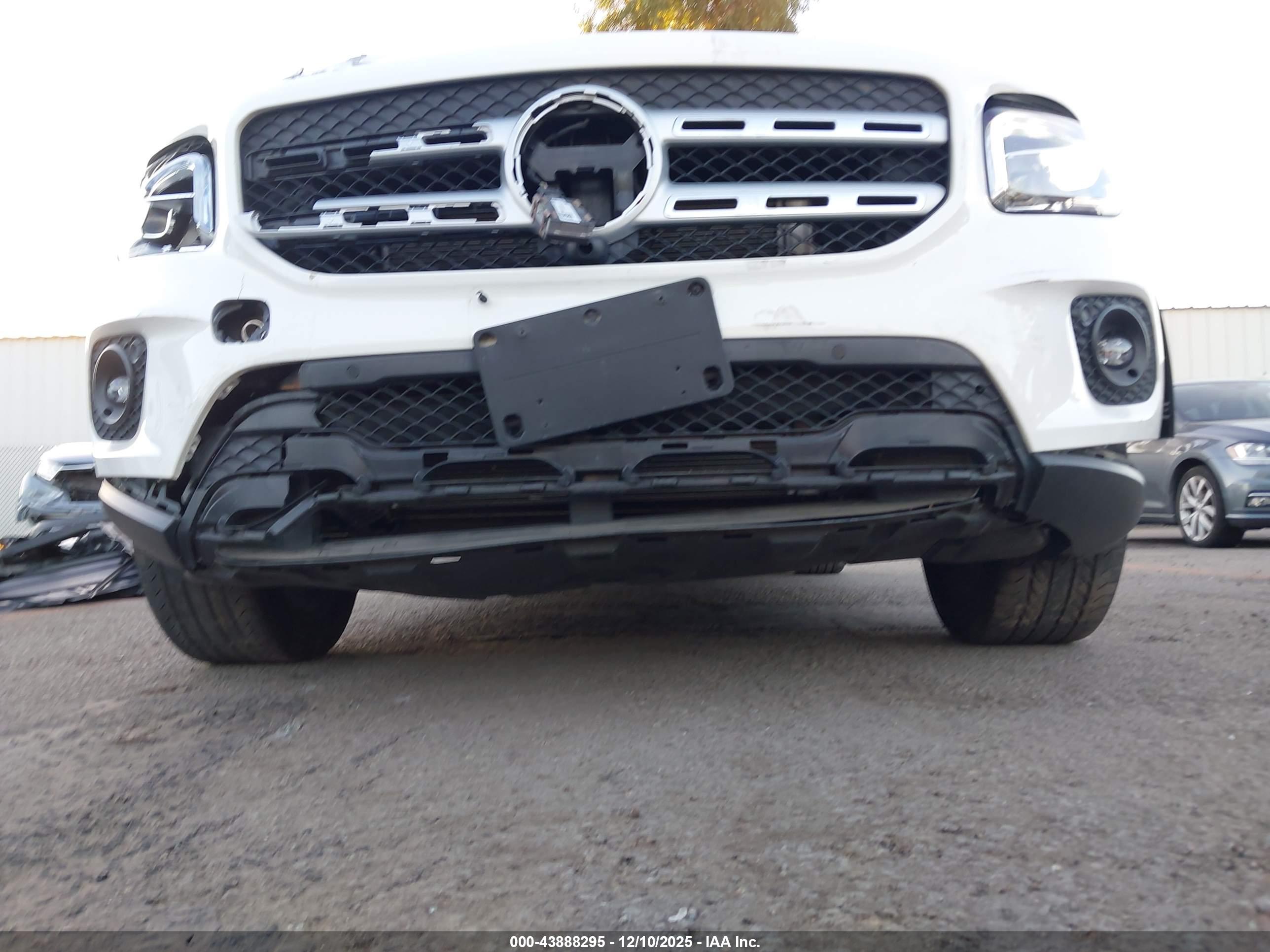 MERCEDES-BENZ GLB image 6