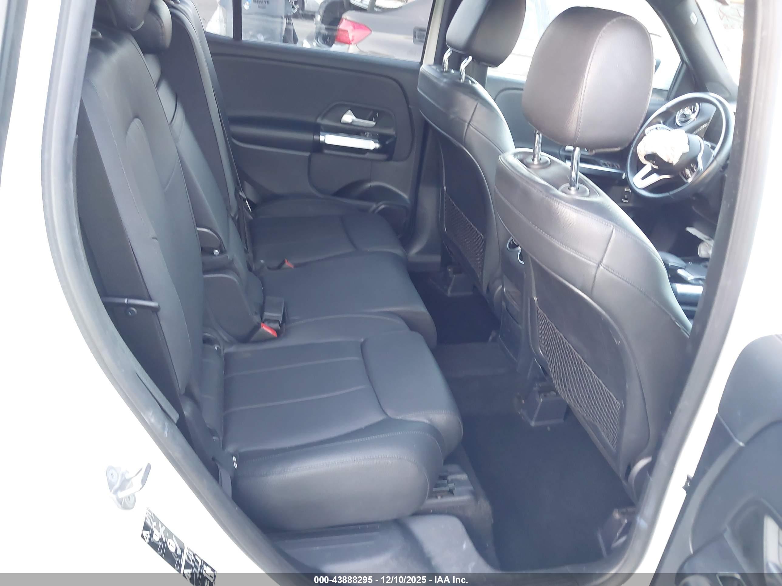MERCEDES-BENZ GLB image 8