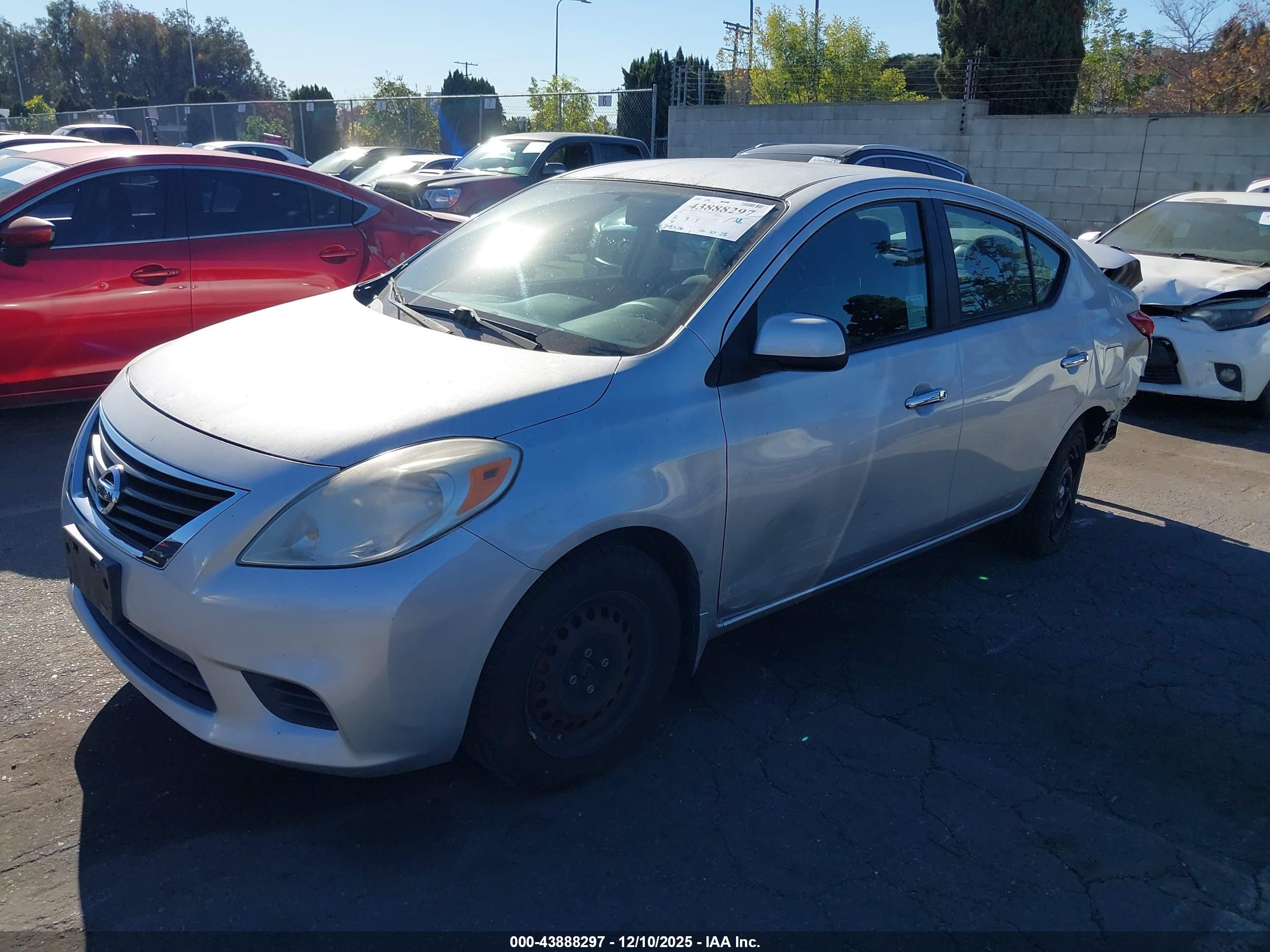 NISSAN VERSA image 2