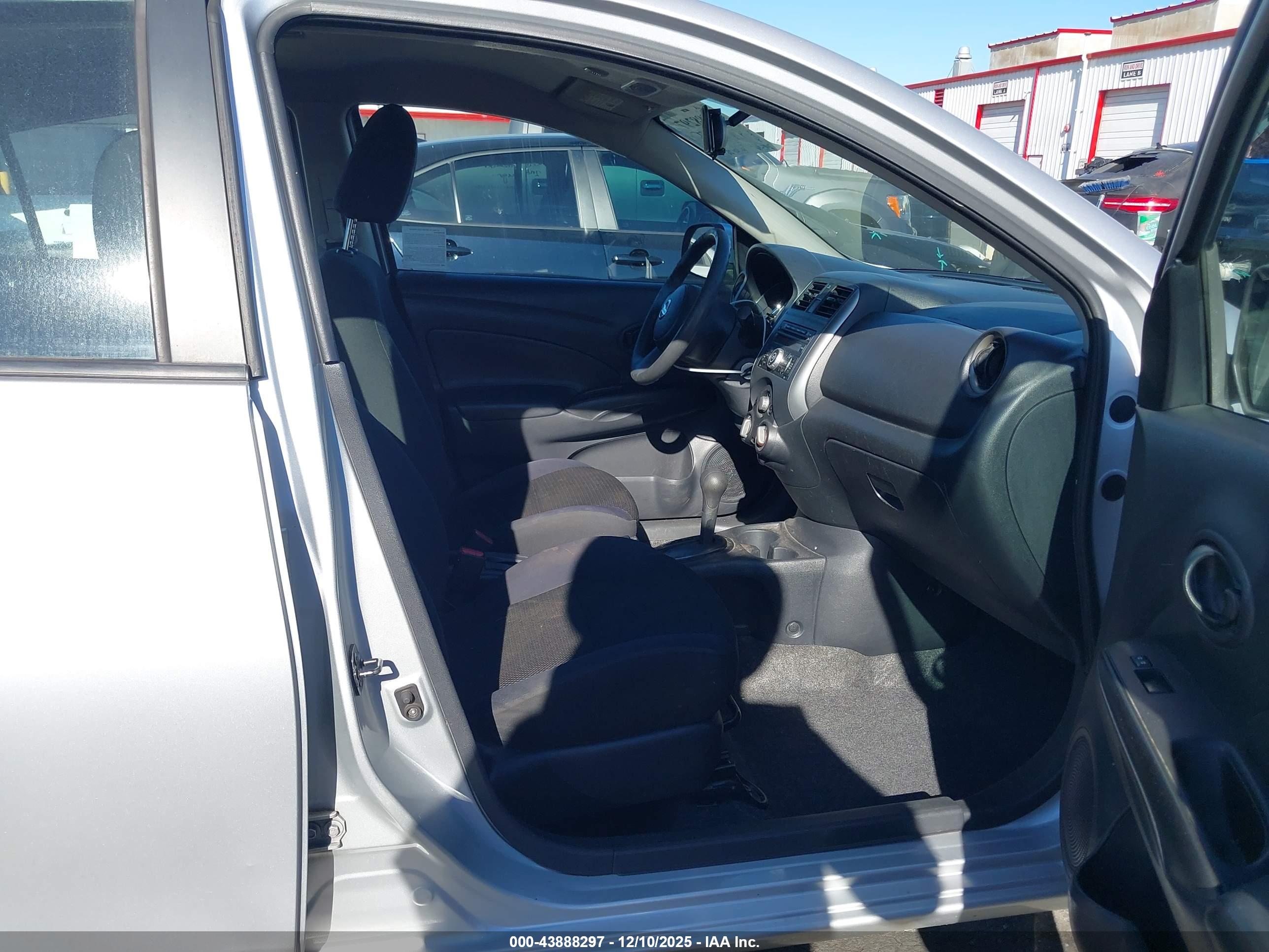 NISSAN VERSA image 5