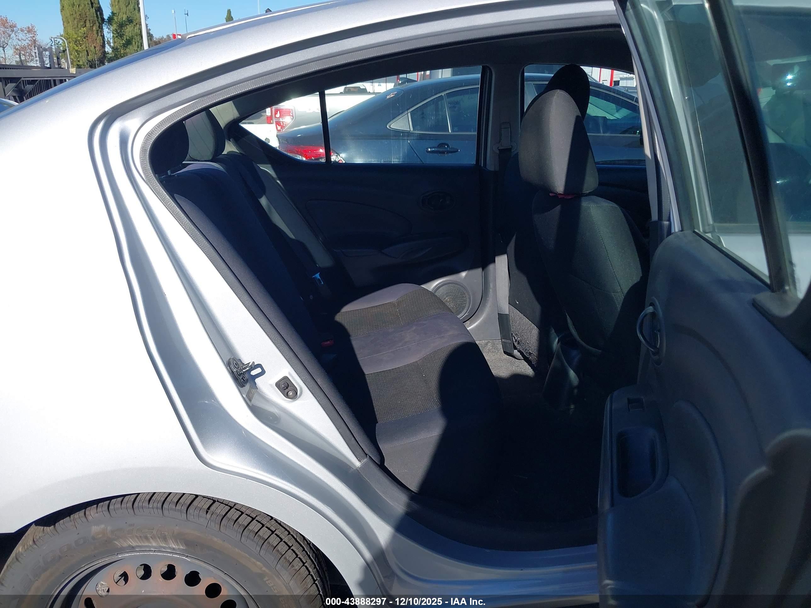 NISSAN VERSA image 8