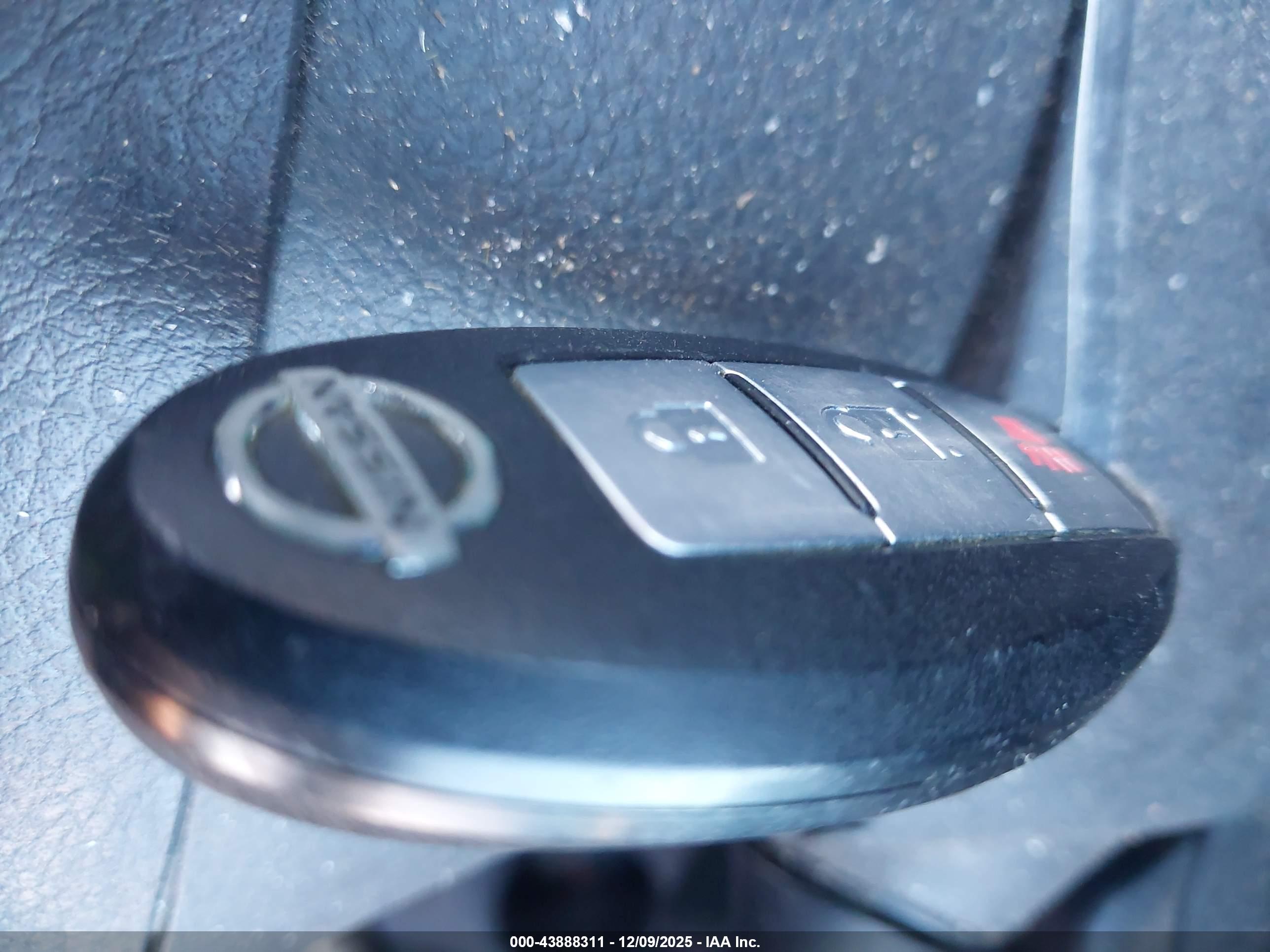 NISSAN VERSA image 11