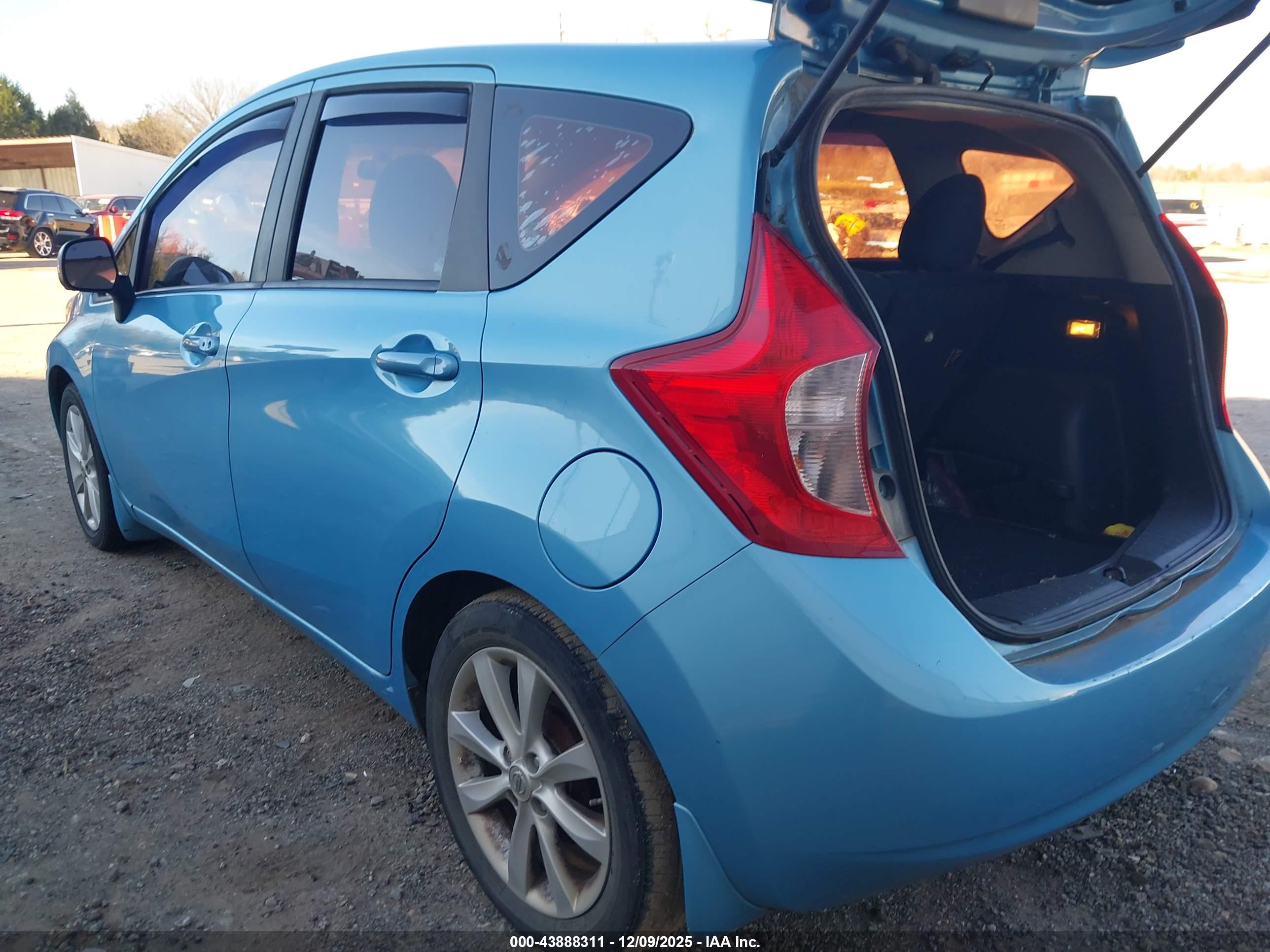 NISSAN VERSA image 3