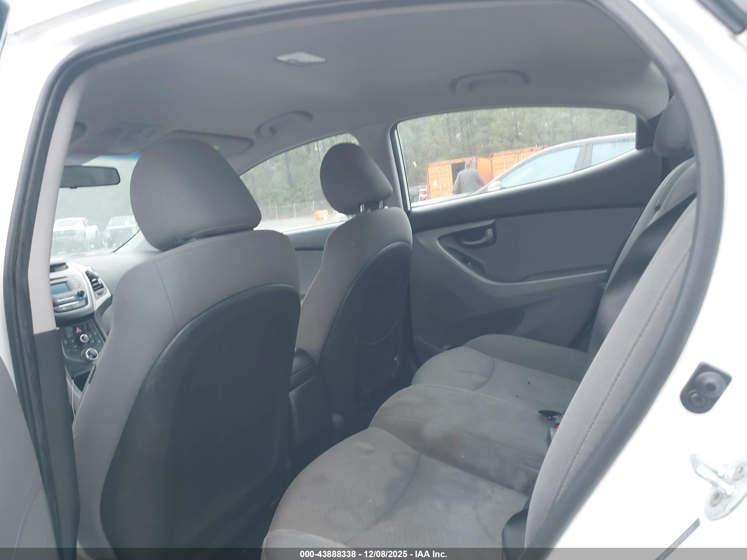 HYUNDAI ELANTRA image 8
