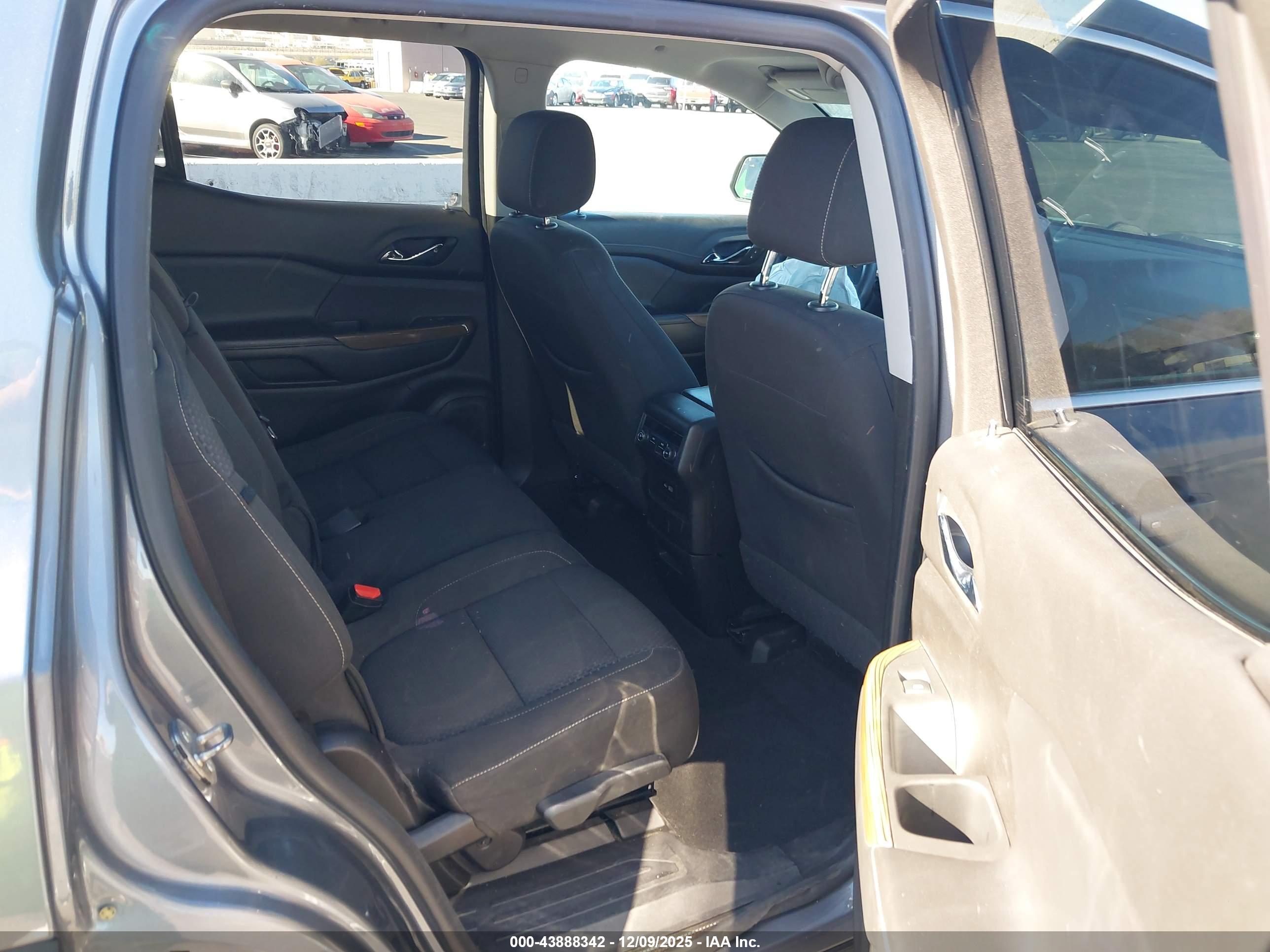 GMC ACADIA image 8