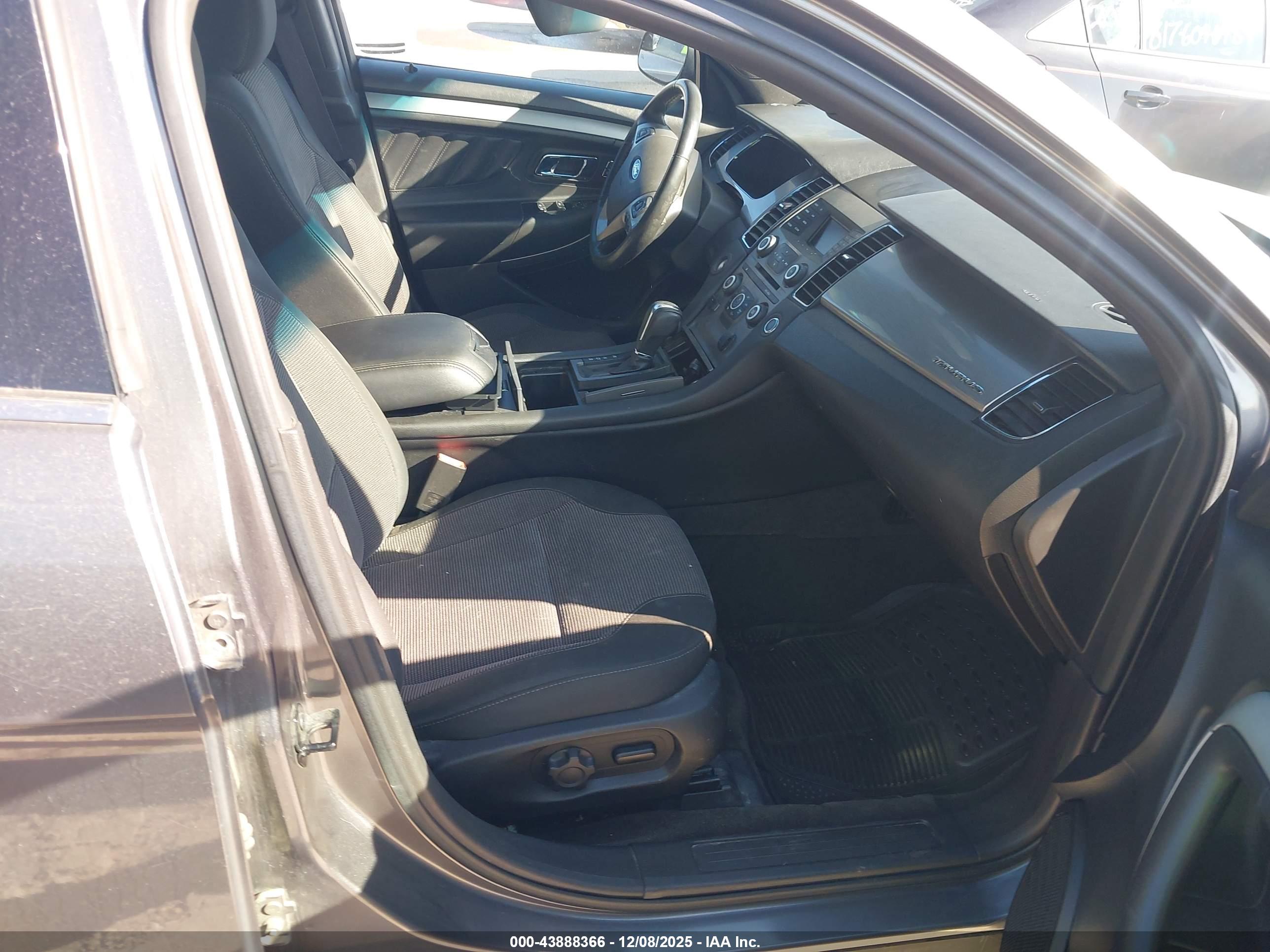 FORD TAURUS image 5