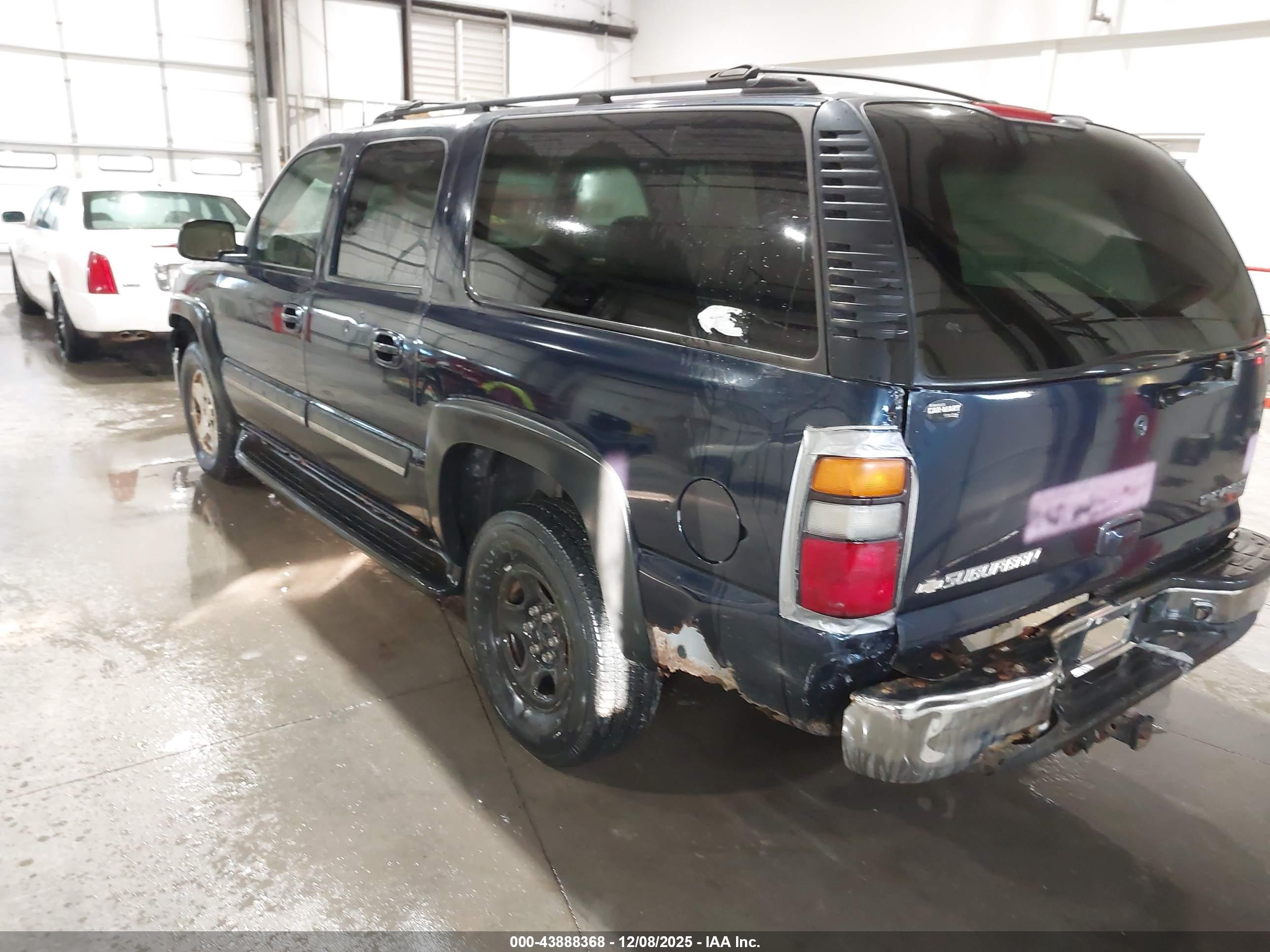 CHEVROLET SUBURBAN image 3