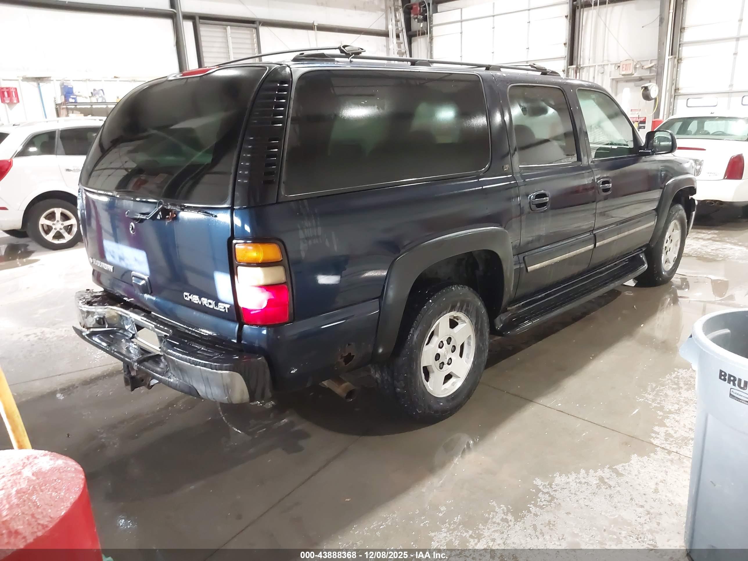 CHEVROLET SUBURBAN image 4