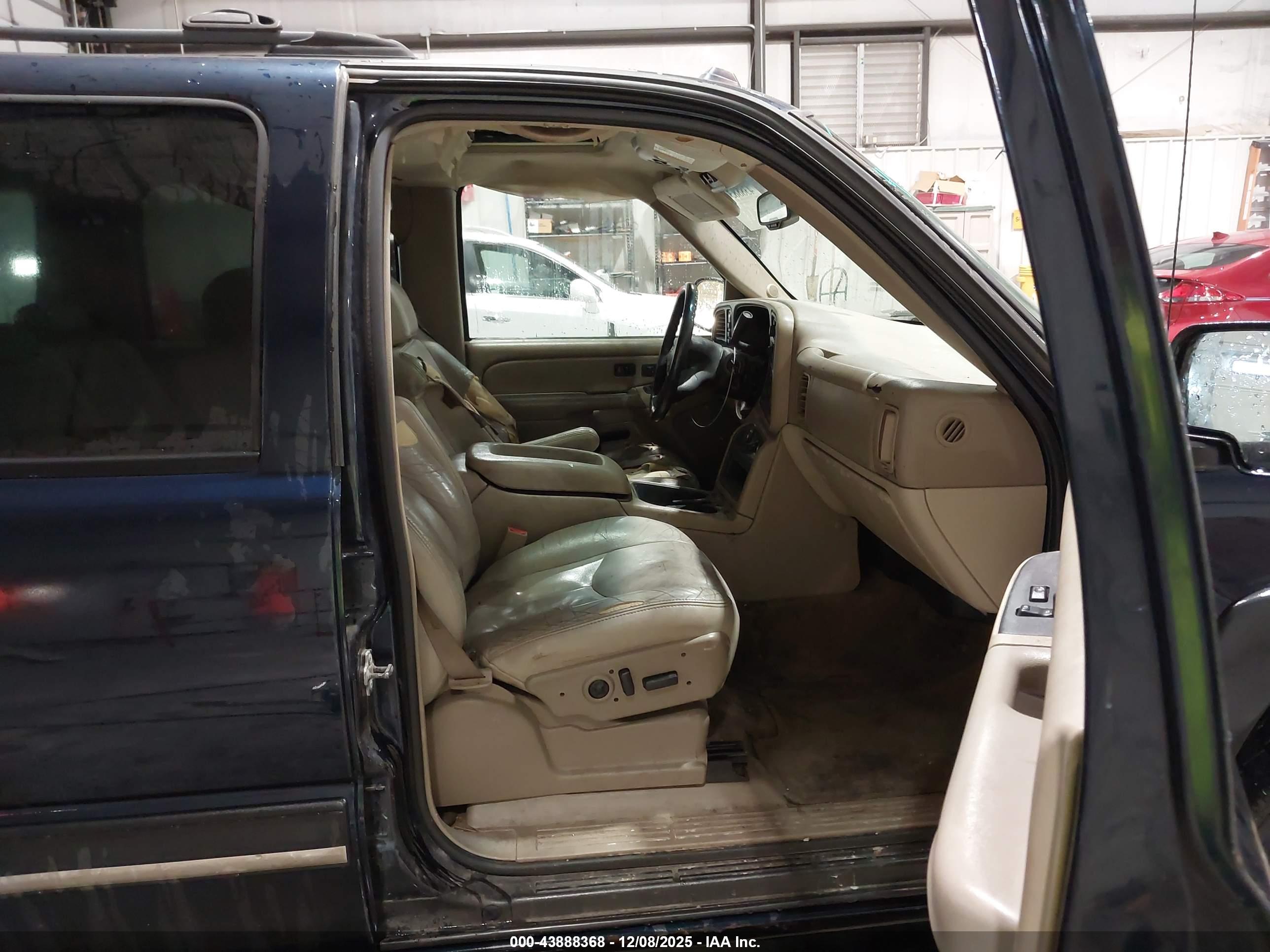 CHEVROLET SUBURBAN image 5