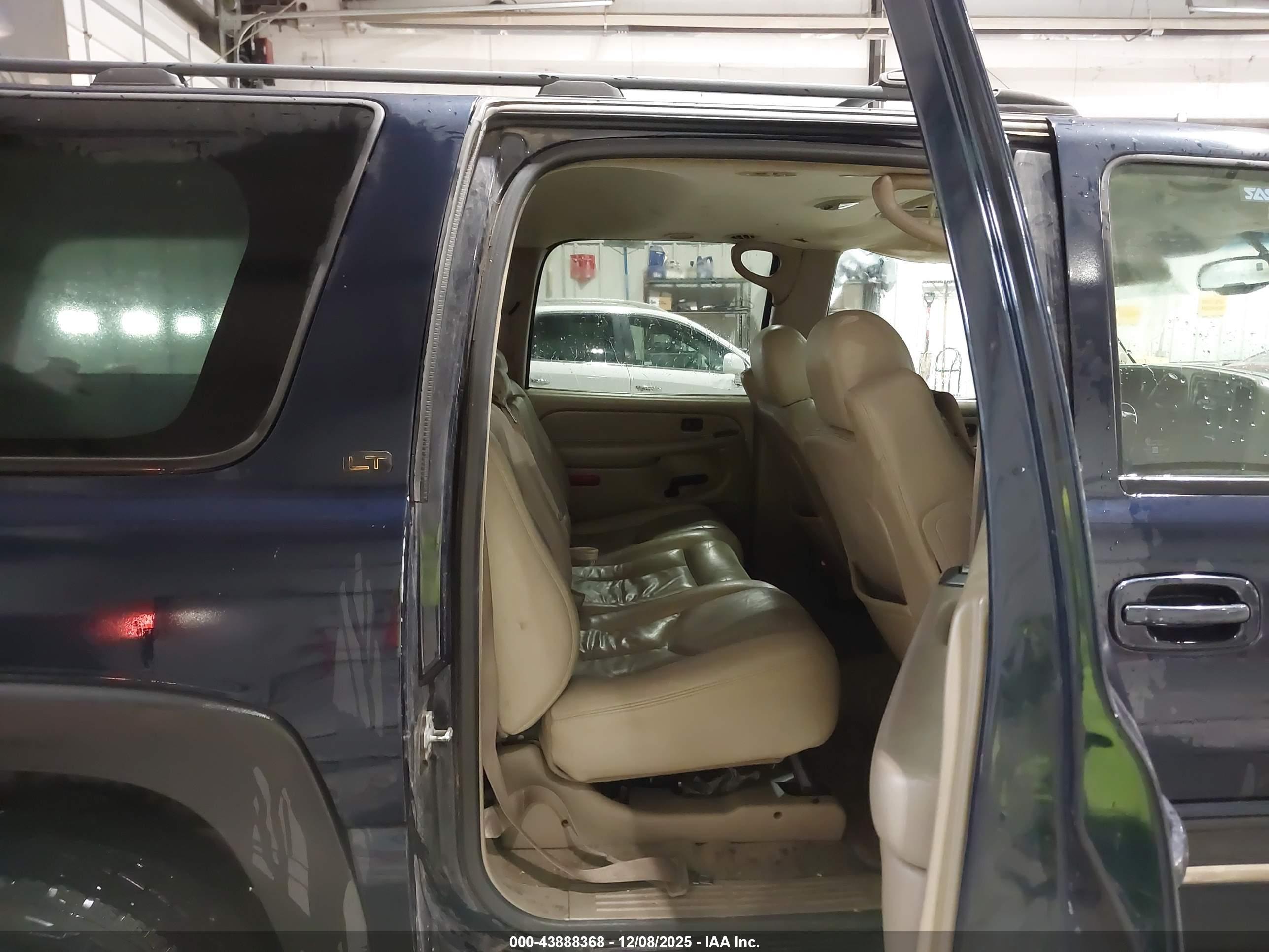 CHEVROLET SUBURBAN image 8