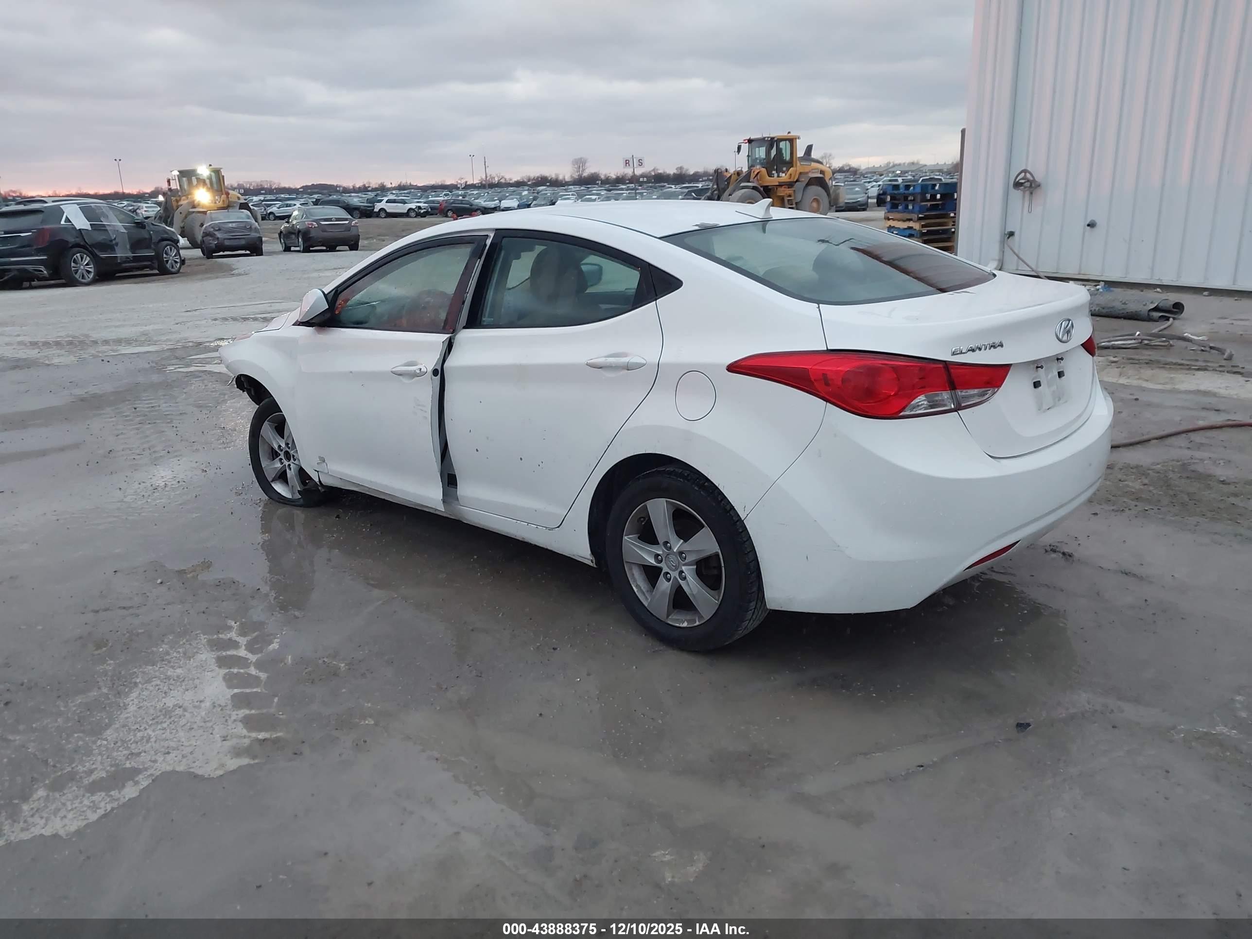 HYUNDAI ELANTRA image 3