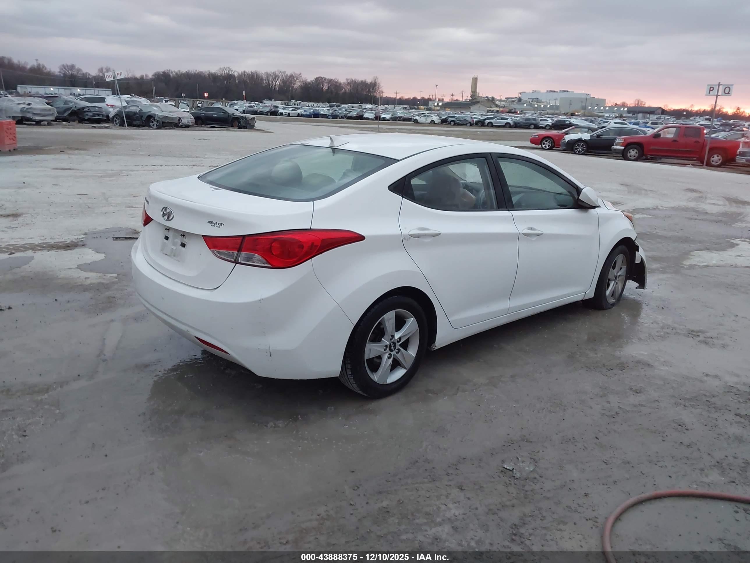 HYUNDAI ELANTRA image 4