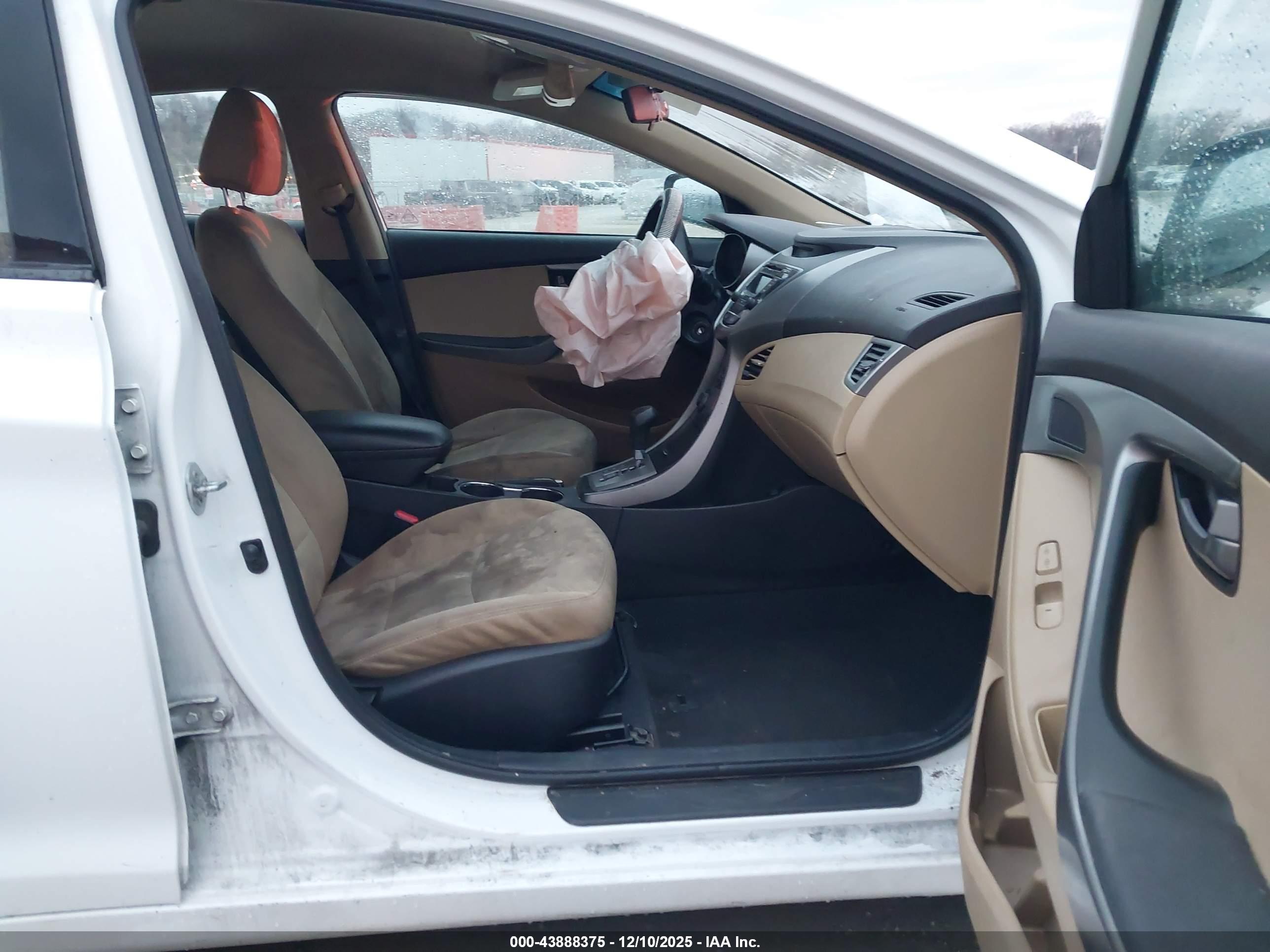 HYUNDAI ELANTRA image 5