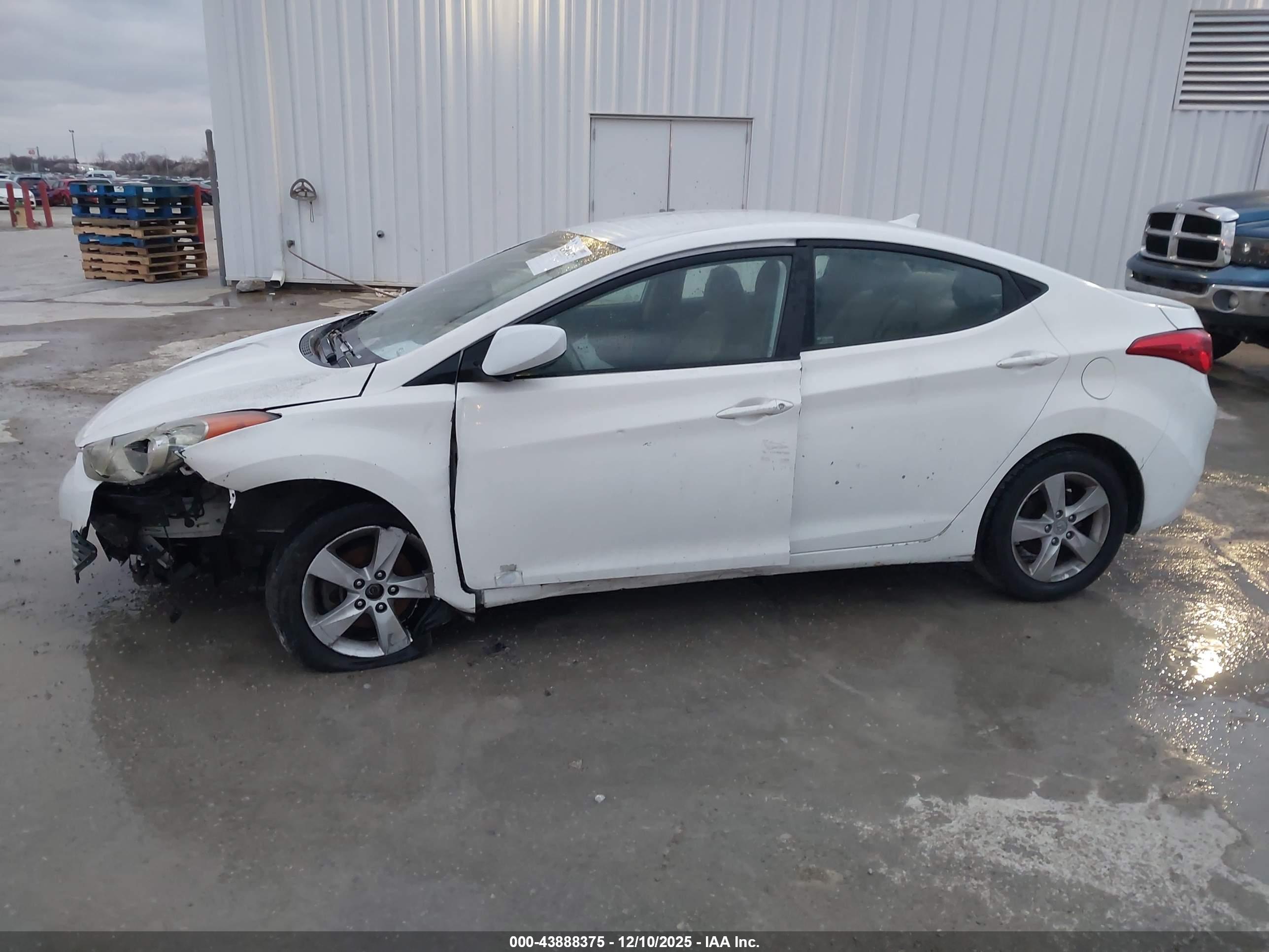 HYUNDAI ELANTRA image 6