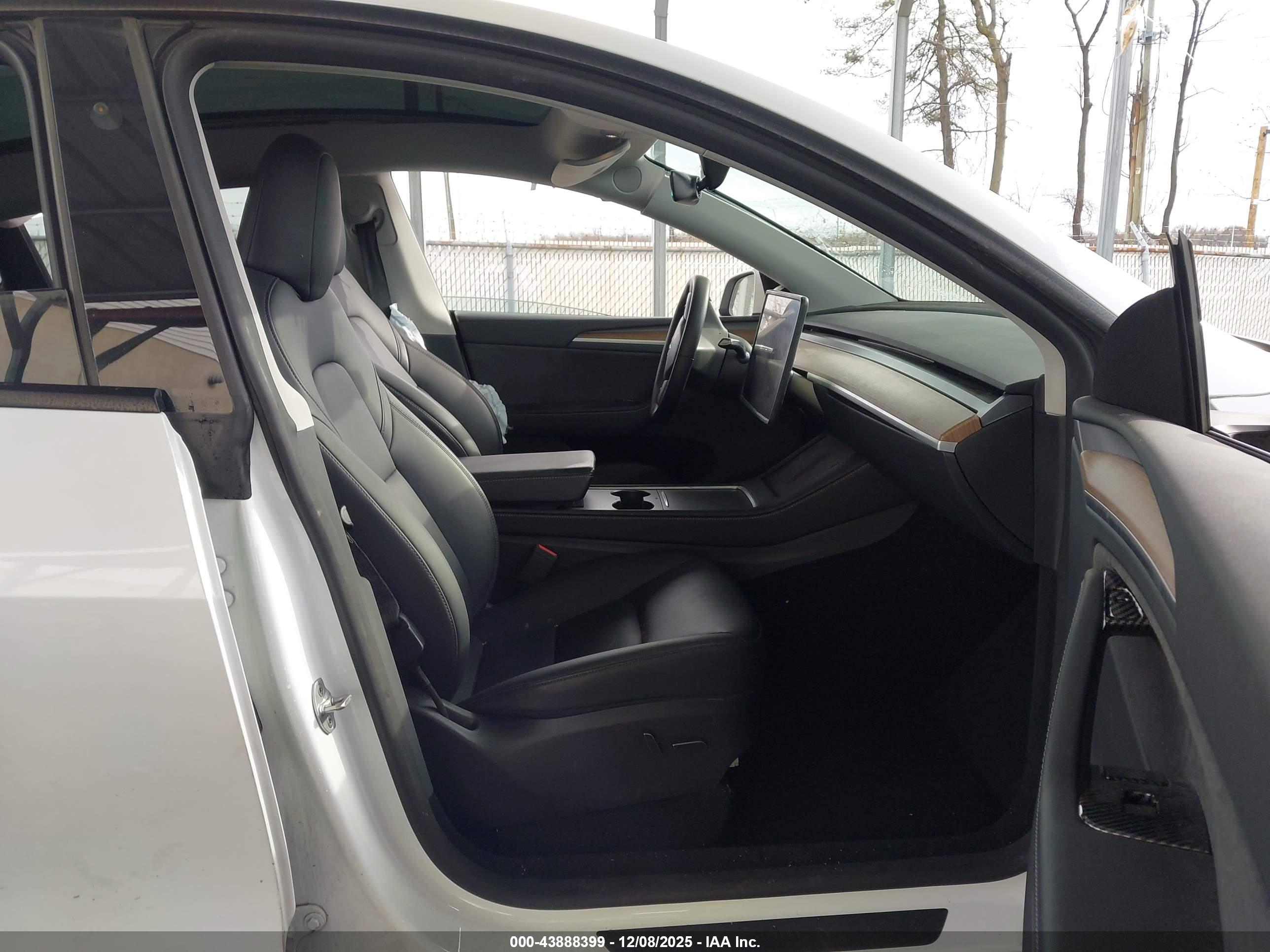 TESLA MODEL image 5