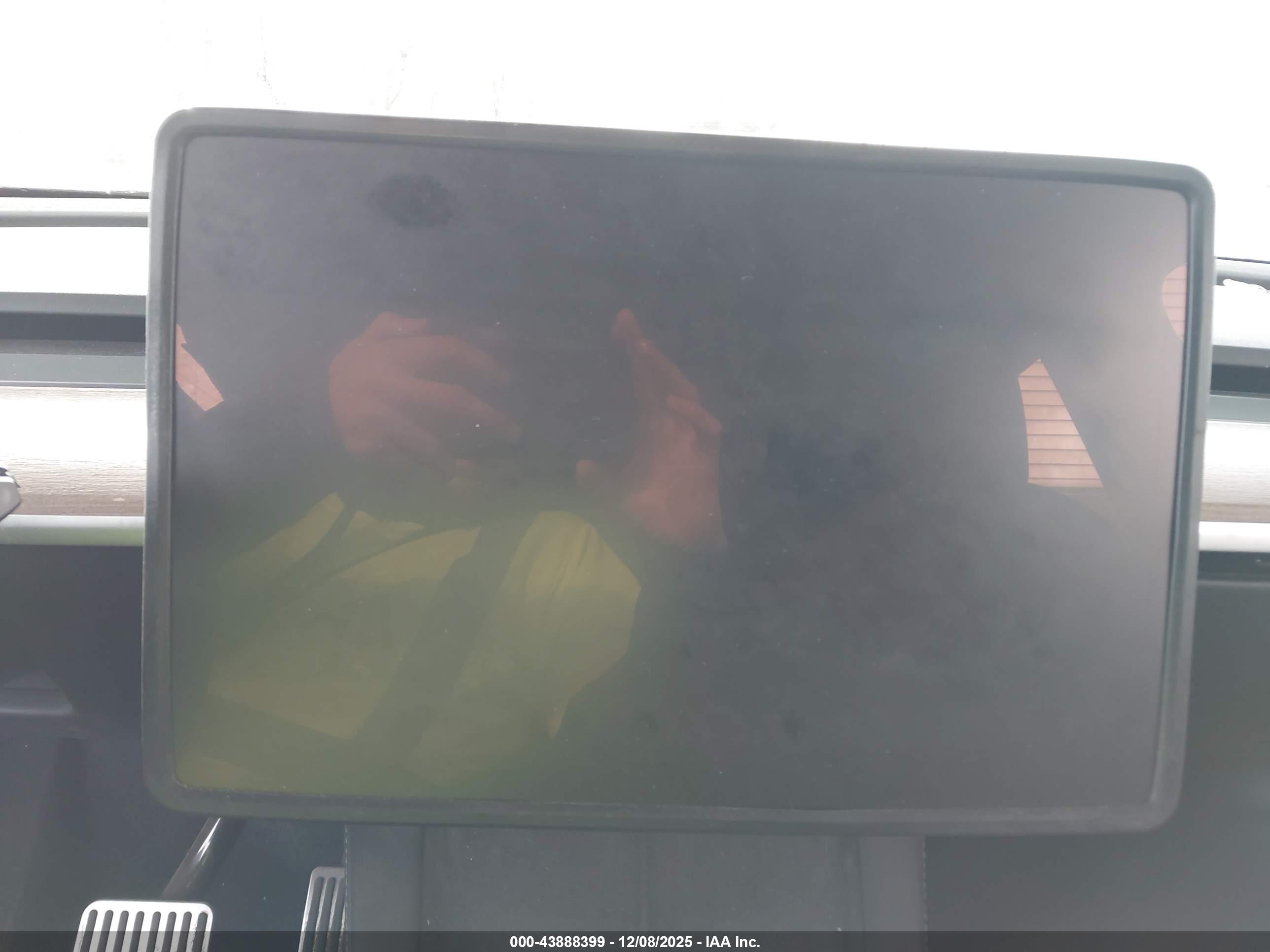 TESLA MODEL image 7