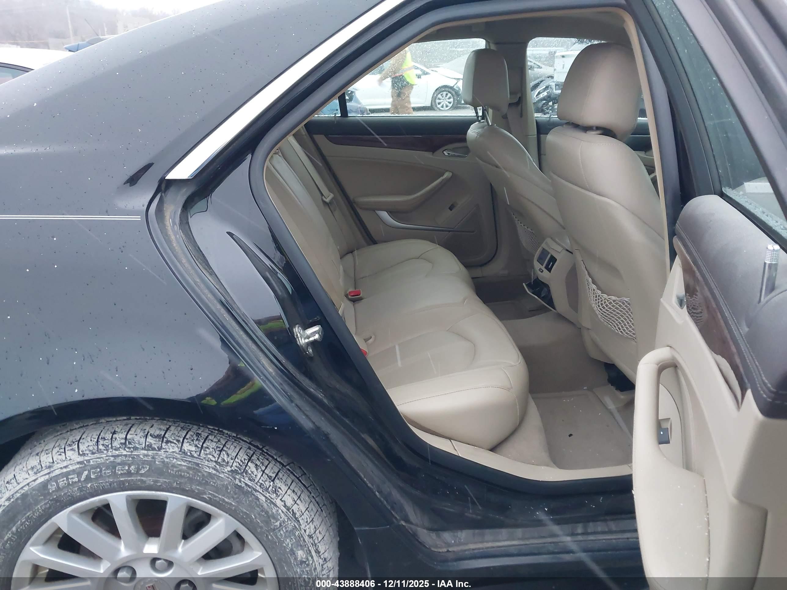 CADILLAC CTS image 8