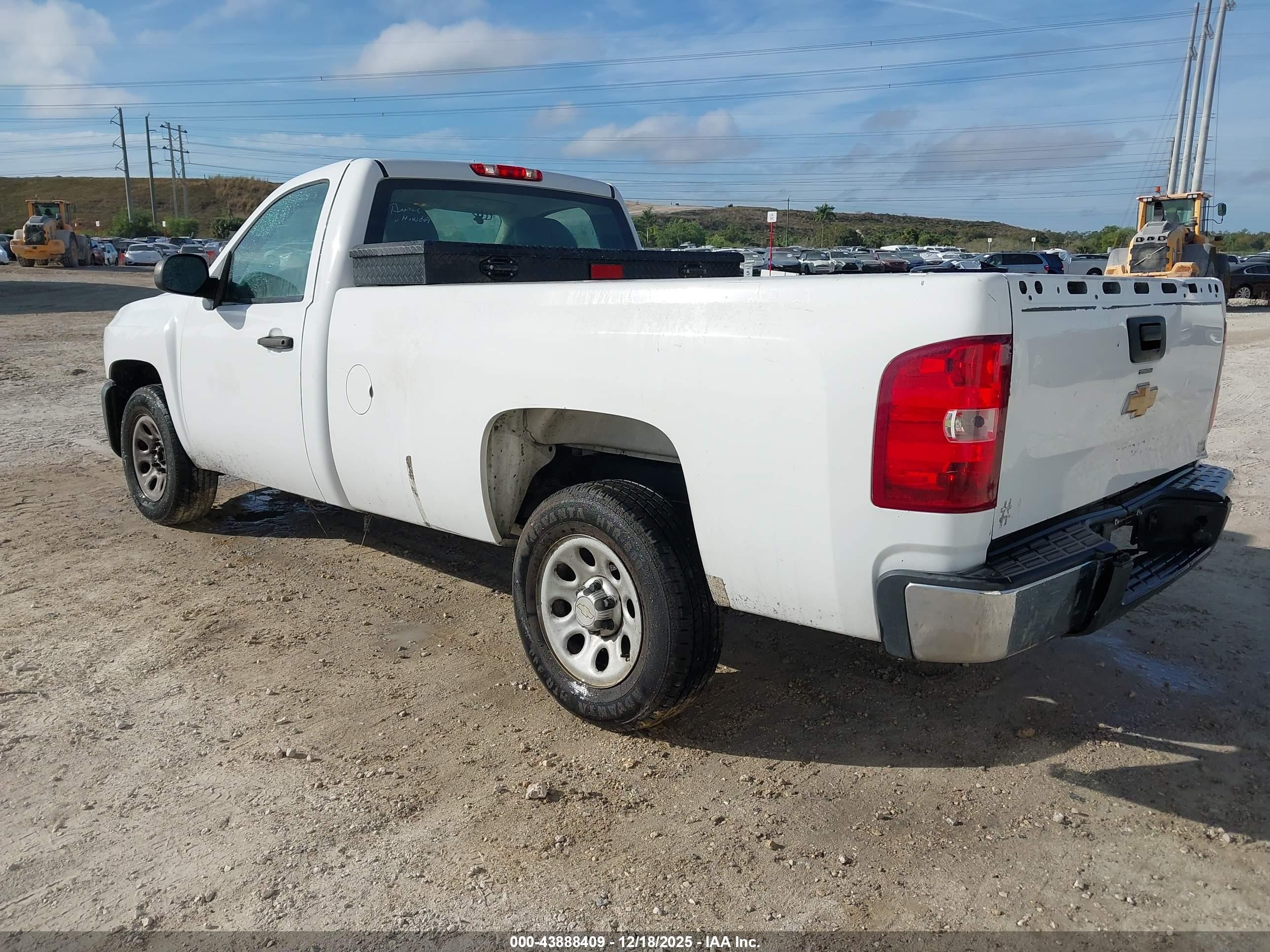 CHEVROLET SILVERADO image 3