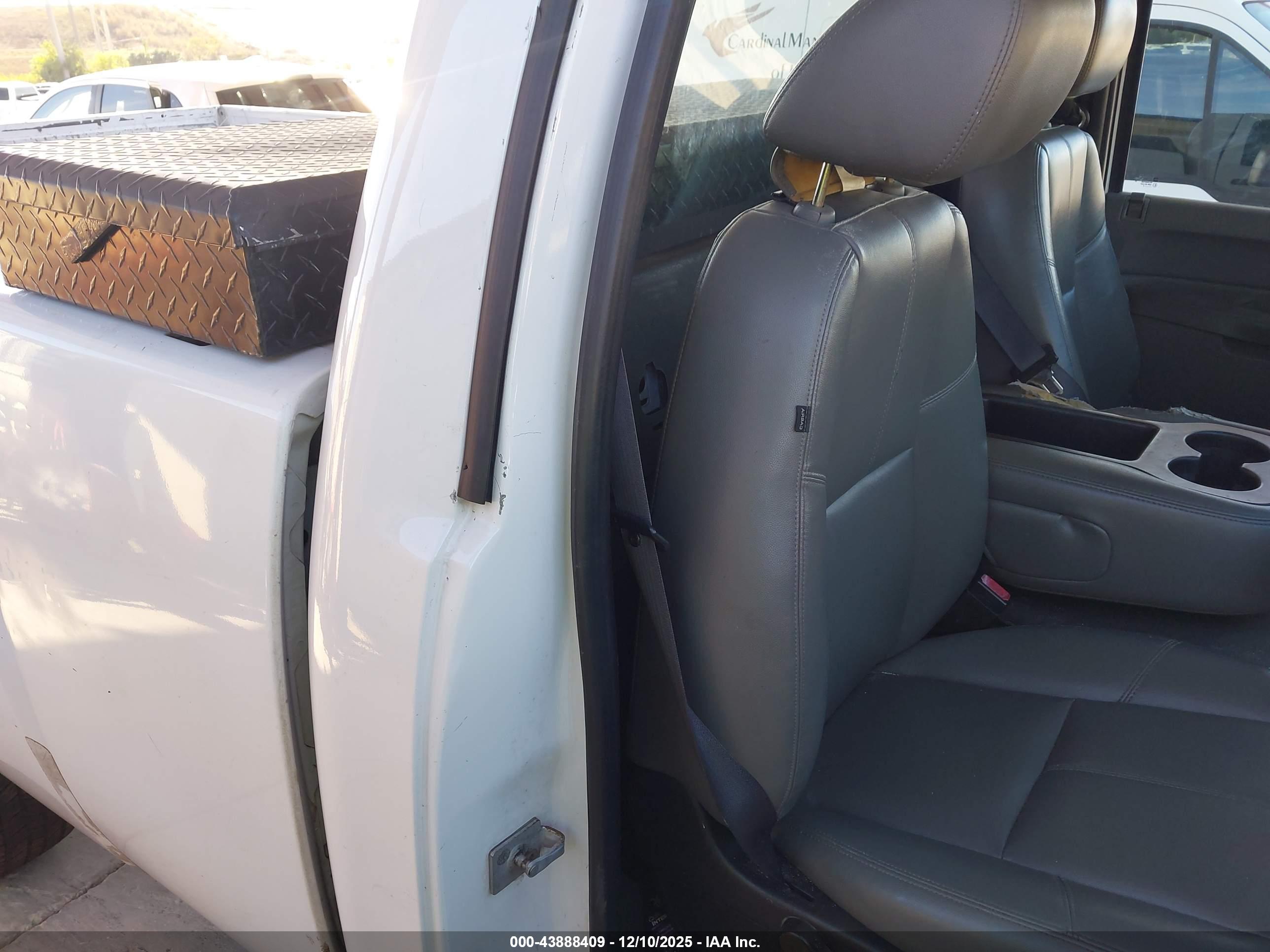 CHEVROLET SILVERADO image 8