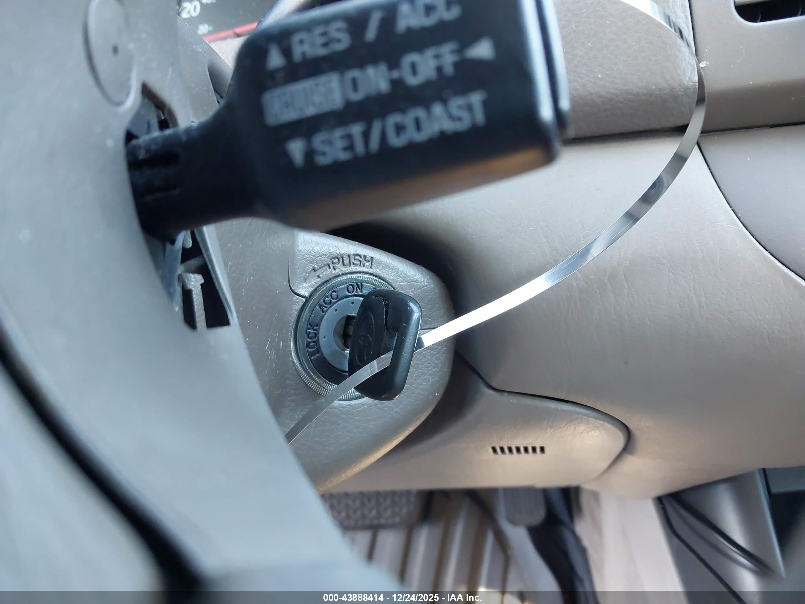 TOYOTA CAMRY image 11
